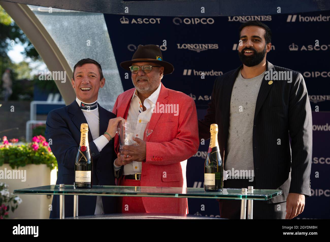Ascot, Berkshire, Regno Unito. 1 ottobre 2021. Frankie Dettori fa le presentazioni ai proprietari e ai formatori vincenti di cavallo Rajinsky. Jockey Pierre-Louis Jamin ha vinto i 25 anni da Frankie's Magnificent Seven handicap Stakes sul cavallo Rajinsky. Proprietario Sig. R S Matharu. Istruttore Dascombe, Malpas. Allevatore Elaine Marie Smith. Sponsor NAF. Credit: Maureen McLean/Alamy Foto Stock Ascot, Berkshire, Regno Unito. 1 ottobre 2021. Frankie Dettori fa le presentazioni ai proprietari e ai formatori vincenti di cavallo Rajinsky. Jockey Pierre-Louis Jamin ha vinto i 25 anni da Frankie's Magnificent Seven handicap Stakes sul cavallo Rajinsky. Proprietario Sig. R S Matharu. Istruttore Dascombe, Malpas. Allevatore Elaine Marie Smith. Sponsor NAF. Credit: Maureen McLean/Alamy Foto Stock