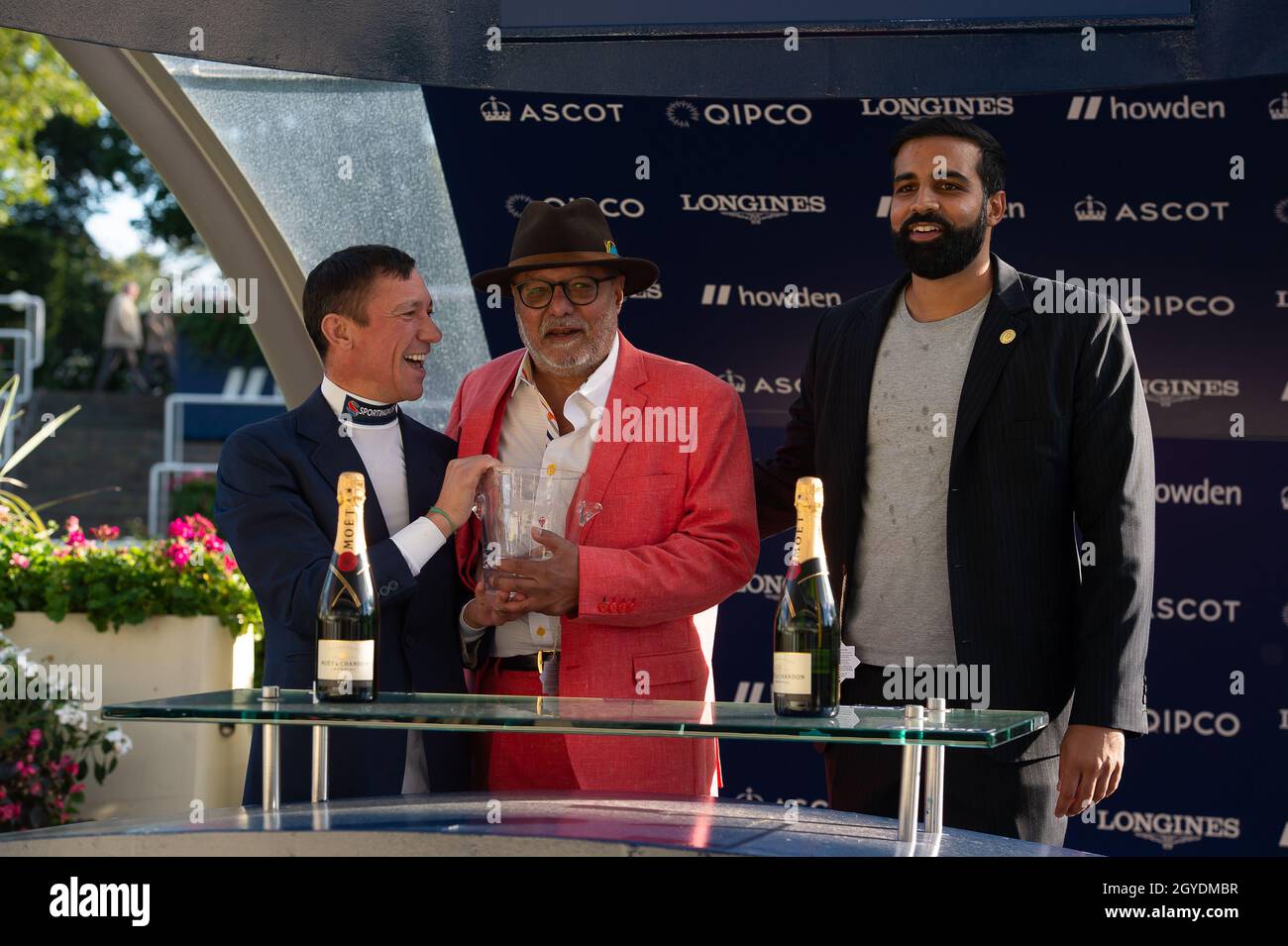 Ascot, Berkshire, Regno Unito. 1 ottobre 2021. Frankie Dettori fa le presentazioni ai proprietari e ai formatori vincenti di cavallo Rajinsky. Jockey Pierre-Louis Jamin ha vinto i 25 anni da Frankie's Magnificent Seven handicap Stakes sul cavallo Rajinsky. Proprietario Sig. R S Matharu. Istruttore Dascombe, Malpas. Allevatore Elaine Marie Smith. Sponsor NAF. Credit: Maureen McLean/Alamy Foto Stock Ascot, Berkshire, Regno Unito. 1 ottobre 2021. Frankie Dettori fa le presentazioni ai proprietari e ai formatori vincenti di cavallo Rajinsky. Jockey Pierre-Louis Jamin ha vinto i 25 anni da Frankie's Magnificent Seven handicap Stakes sul cavallo Rajinsky. Proprietario Sig. R S Matharu. Istruttore Dascombe, Malpas. Allevatore Elaine Marie Smith. Sponsor NAF. Credit: Maureen McLean/Alamy Foto Stock