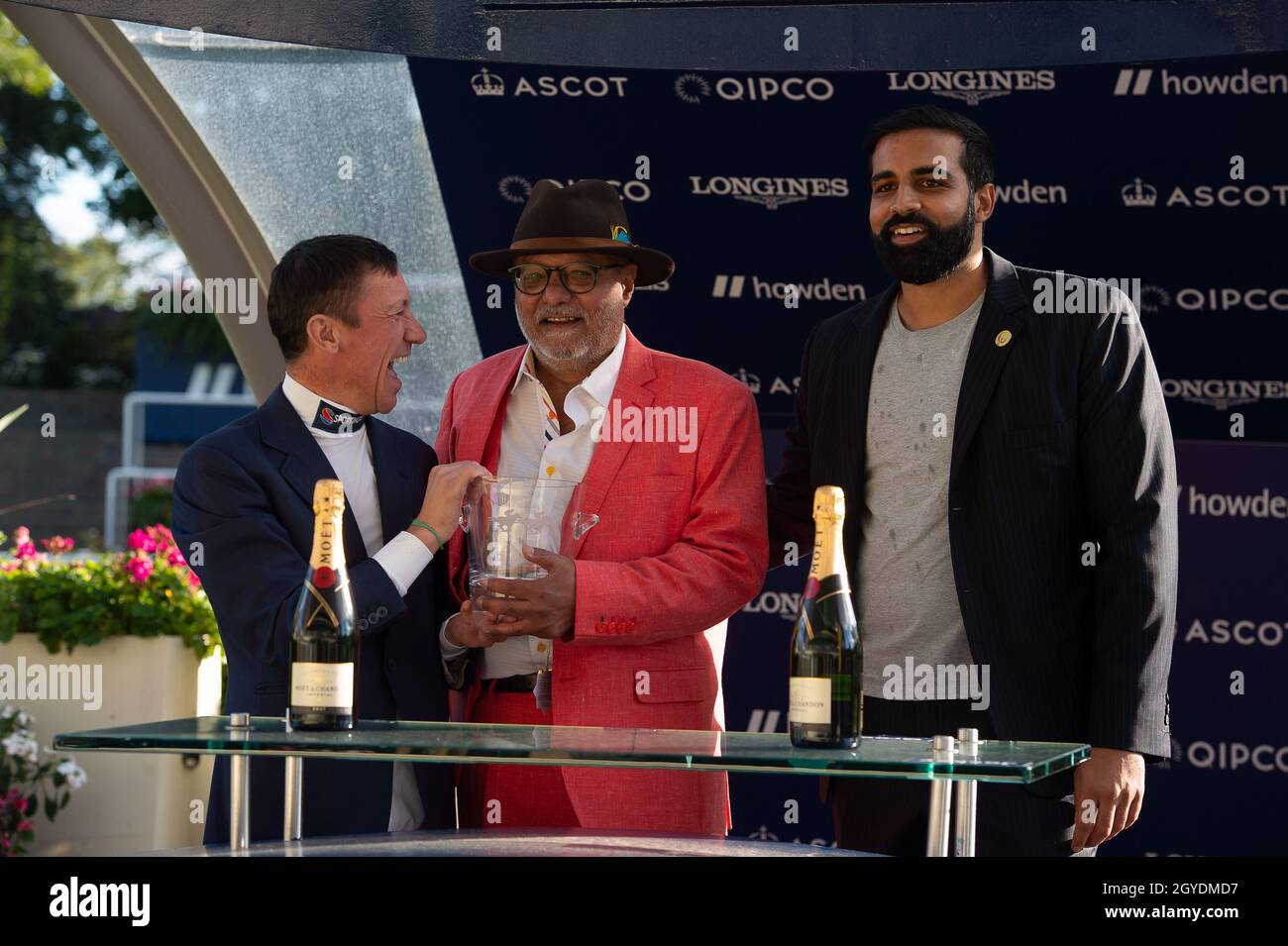 Ascot, Berkshire, Regno Unito. 1 ottobre 2021. Frankie Dettori fa le presentazioni ai proprietari e ai formatori vincenti di cavallo Rajinsky. Jockey Pierre-Louis Jamin ha vinto i 25 anni da Frankie's Magnificent Seven handicap Stakes sul cavallo Rajinsky. Proprietario Sig. R S Matharu. Istruttore Dascombe, Malpas. Allevatore Elaine Marie Smith. Sponsor NAF. Credit: Maureen McLean/Alamy Foto Stock Ascot, Berkshire, Regno Unito. 1 ottobre 2021. Frankie Dettori fa le presentazioni ai proprietari e ai formatori vincenti di cavallo Rajinsky. Jockey Pierre-Louis Jamin ha vinto i 25 anni da Frankie's Magnificent Seven handicap Stakes sul cavallo Rajinsky. Proprietario Sig. R S Matharu. Istruttore Dascombe, Malpas. Allevatore Elaine Marie Smith. Sponsor NAF. Credit: Maureen McLean/Alamy Foto Stock