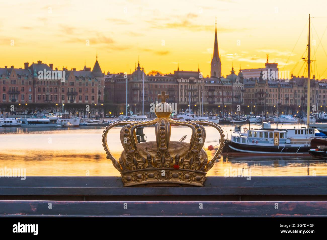 Skeppsholmsbron (ponte Skeppsholm) e lo skyline di Stoccolma in Svezia. Foto Stock