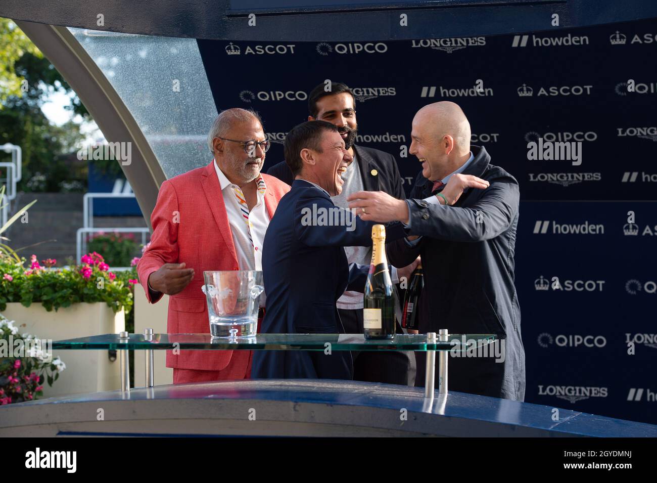 Ascot, Berkshire, Regno Unito. 1 ottobre 2021. Frankie Dettori fa le presentazioni ai proprietari e ai formatori vincenti di cavallo Rajinsky. Jockey Pierre-Louis Jamin ha vinto i 25 anni da Frankie's Magnificent Seven handicap Stakes sul cavallo Rajinsky. Proprietario Sig. R S Matharu. Istruttore Dascombe, Malpas. Allevatore Elaine Marie Smith. Sponsor NAF. Credit: Maureen McLean/Alamy Foto Stock Ascot, Berkshire, Regno Unito. 1 ottobre 2021. Frankie Dettori fa le presentazioni ai proprietari e ai formatori vincenti di cavallo Rajinsky. Jockey Pierre-Louis Jamin ha vinto i 25 anni da Frankie's Magnificent Seven handicap Stakes sul cavallo Rajinsky. Proprietario Sig. R S Matharu. Istruttore Dascombe, Malpas. Allevatore Elaine Marie Smith. Sponsor NAF. Credit: Maureen McLean/Alamy Foto Stock