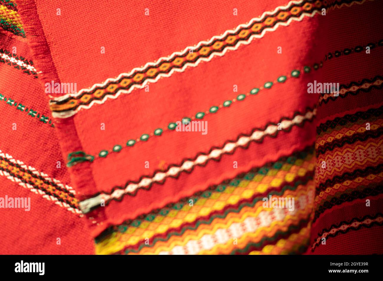Tovaglia rossa in Russia. Modello folk sul tessuto. Materiale tessuto nei popoli slavi. Modelli nazionali da tessitura rustica. Foto Stock