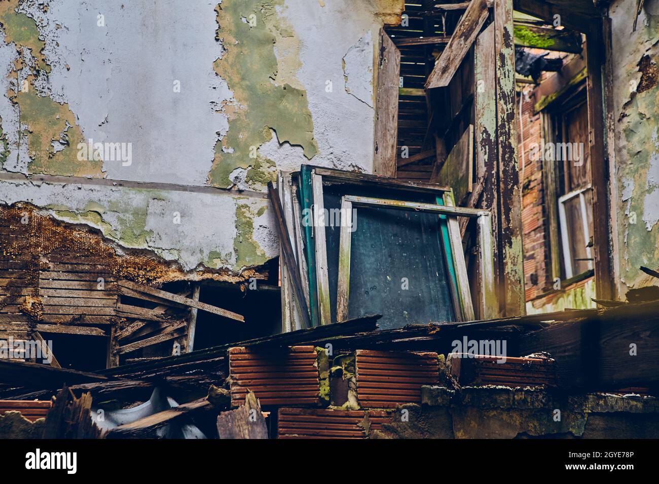 Pittura antica recinzione di legno con una vernice di colore marrone Foto  stock - Alamy