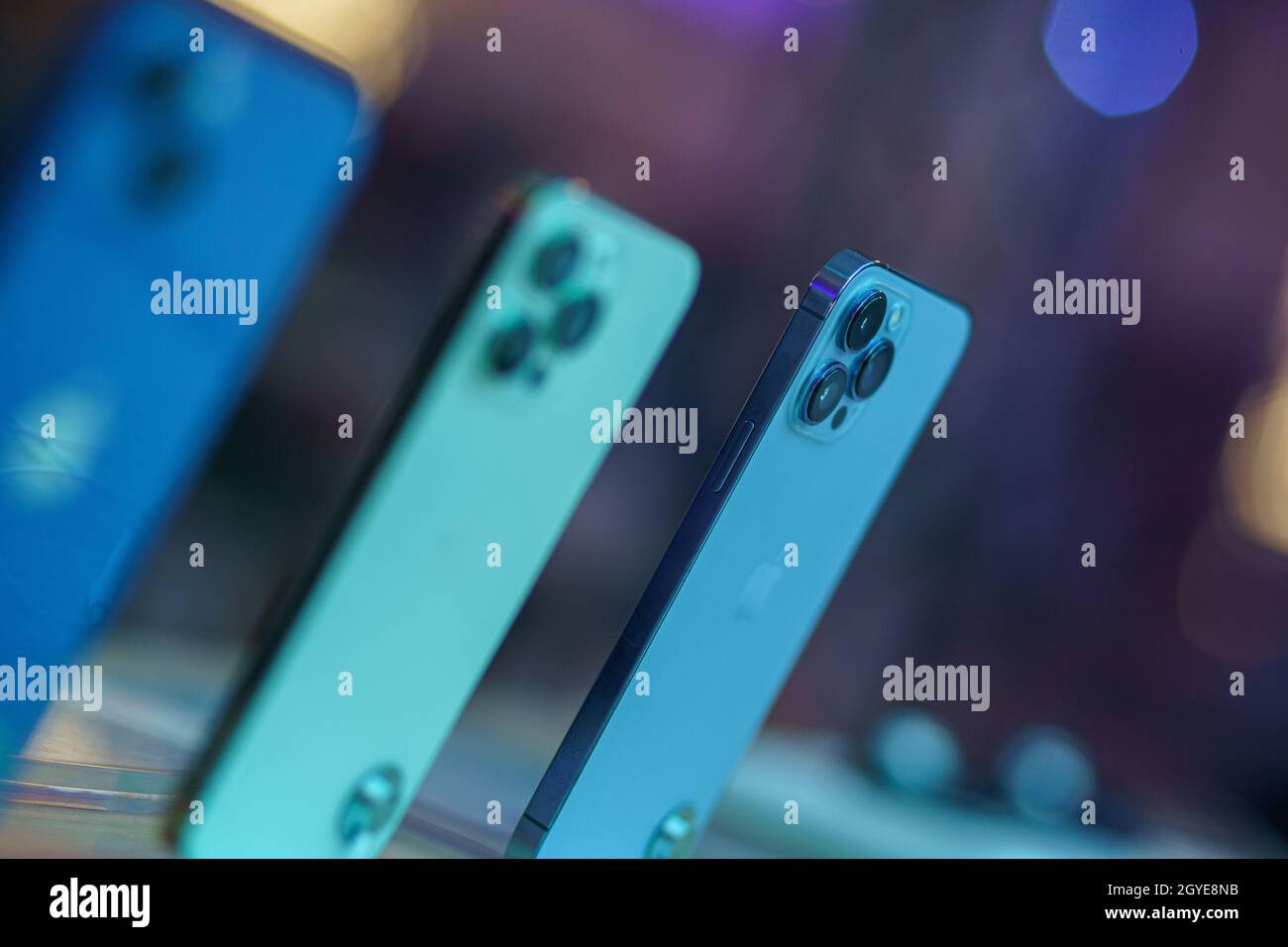 Nuovo smartphone Apple iPhone 13 in vendita nel negozio Apple. IPhone pro max 13, iphone 13, iphone mini. Foto Stock