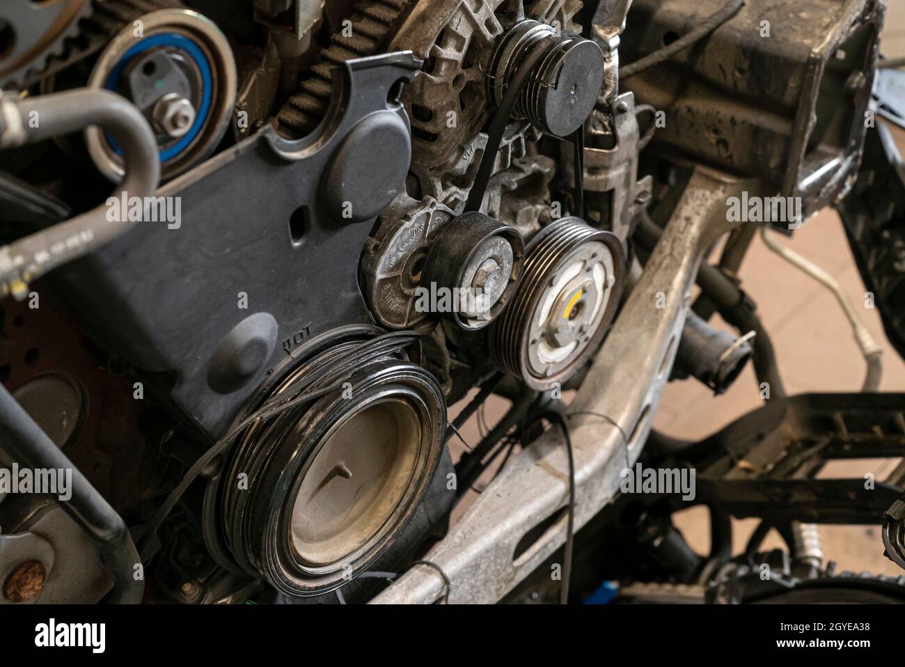 Dettaglio della cinghia rotta nel motore dell'auto Foto Stock