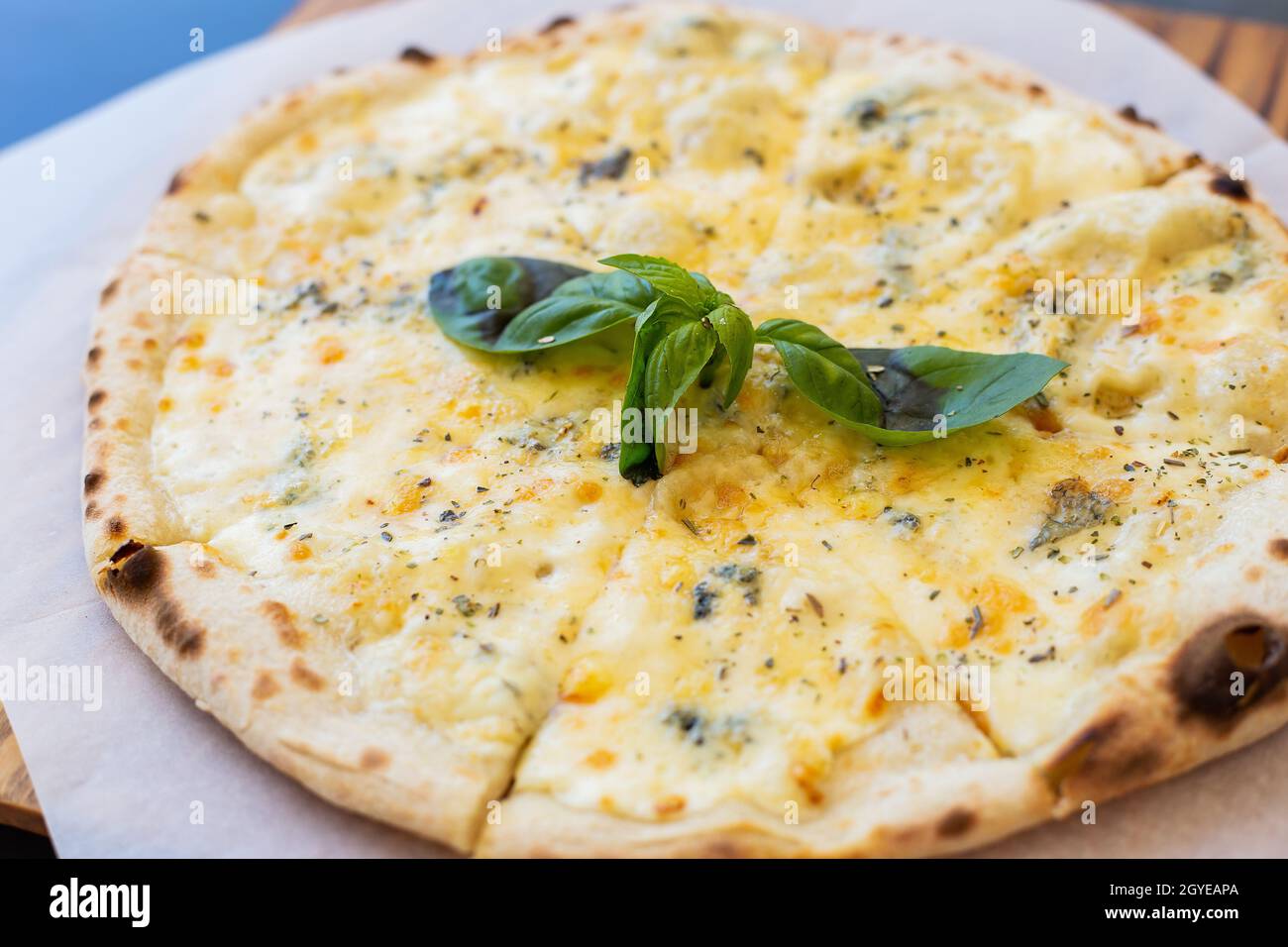 Fragrante pizza italiana a quattro formaggi: Parmigiano, blu dor, mozzarella, cheddar, primo piano, vista dall'alto Foto Stock