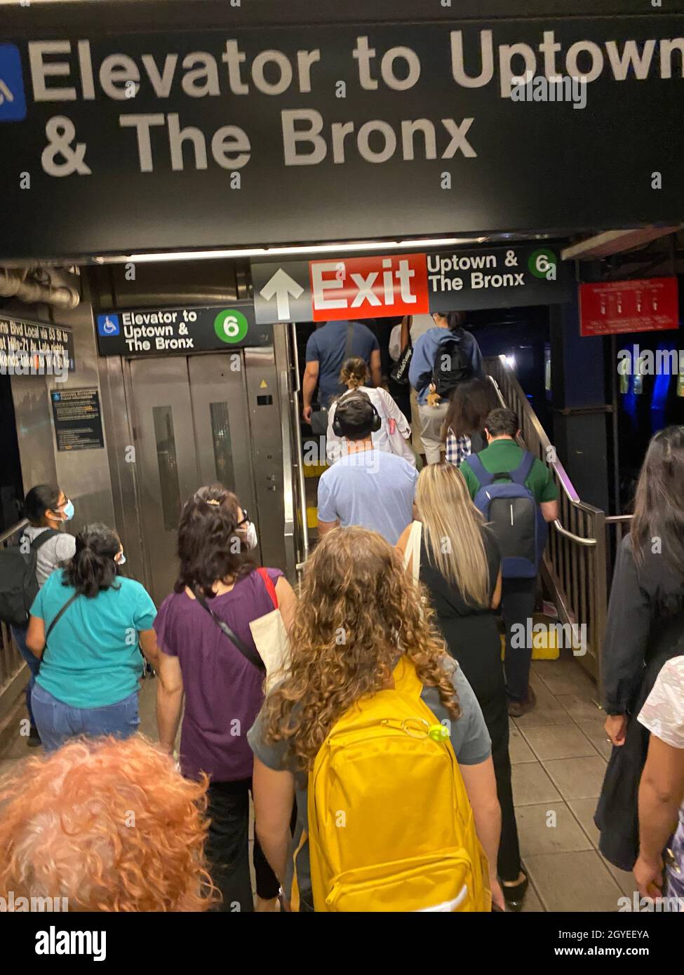 Gli utenti della metropolitana che prendono le scale facendo il collegamento dal treno F alla fermata Broadway/Lafayette con la fermata al piano superiore di Bleeker Street sul treno Uptown & Bronx diretto 6 a Manhattan. Foto Stock