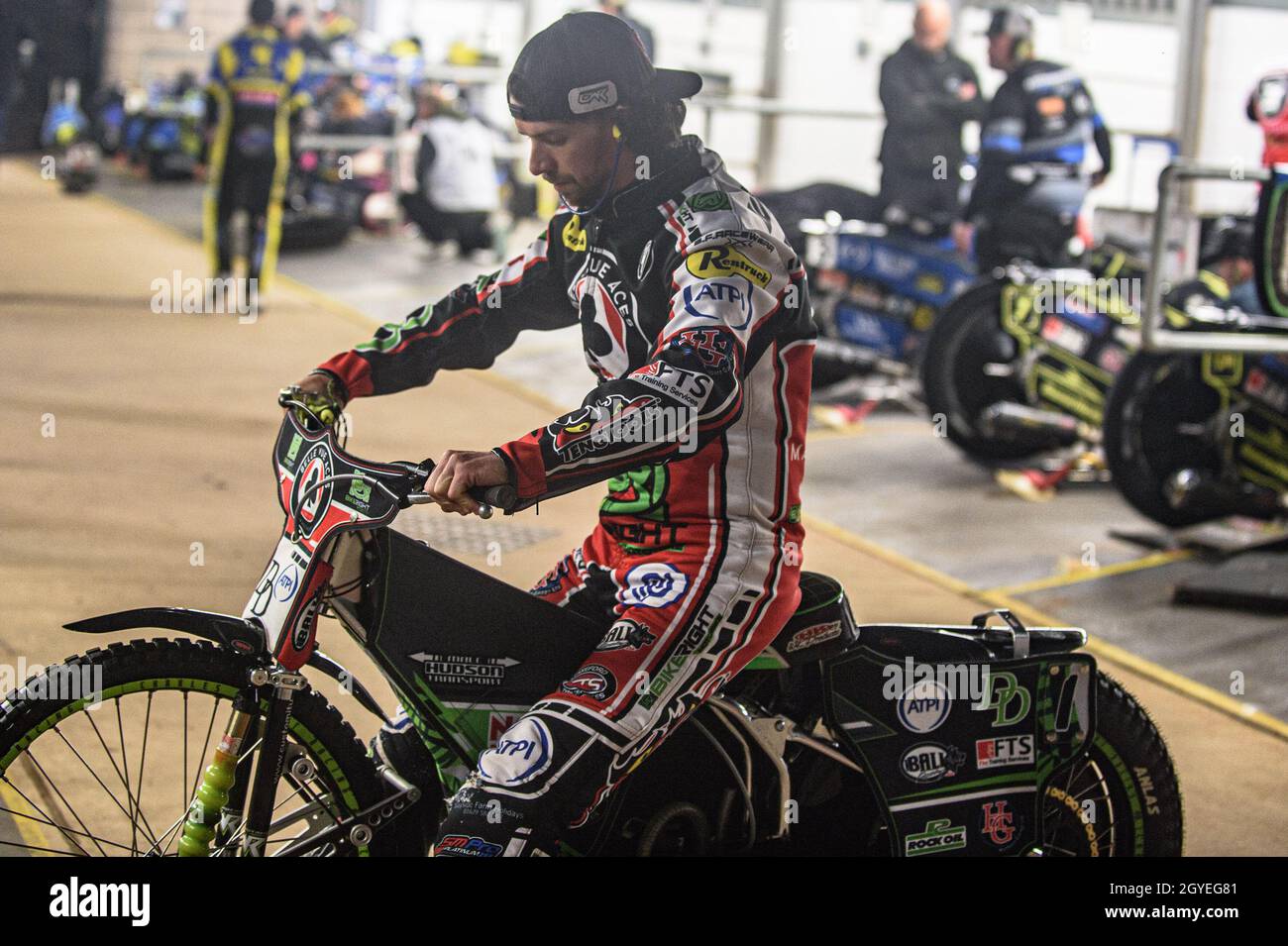 MANCHESTER, REGNO UNITO. IL 7 OTTOBRE Charles Wright prova la sua macchina nei box durante la SGB Premiership Gioca fuori semi-finale seconda tappa tra Belle Vue Aces e Sheffield Tigers al National Speedway Stadium di Manchester giovedì 7 ottobre 2021. (Credit: Ian Charles | MI News) Credit: MI News & Sport /Alamy Live News Foto Stock