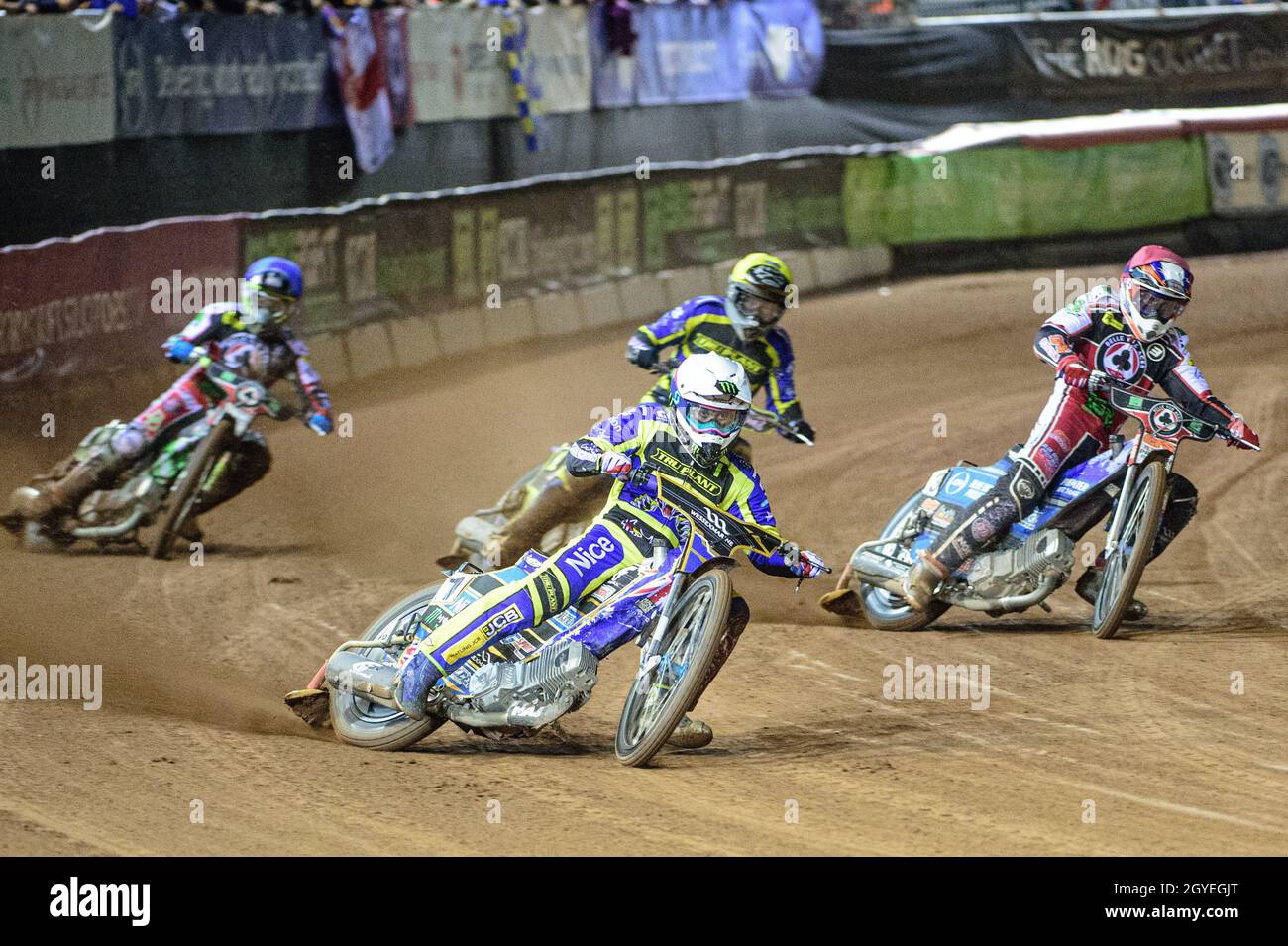 MANCHESTER, REGNO UNITO. IL 7 OTTOBRE Jack Holder (bianco) guida Steve Worrall (rosso) Troy Batchelor (giallo) e Charles Wright (blu) durante la premiership SGB Gioca alla seconda tappa semifinale tra Belle Vue Aces e Sheffield Tigers al National Speedway Stadium di Manchester giovedì 7 ottobre 2021. (Credit: Ian Charles | MI News) Credit: MI News & Sport /Alamy Live News Foto Stock