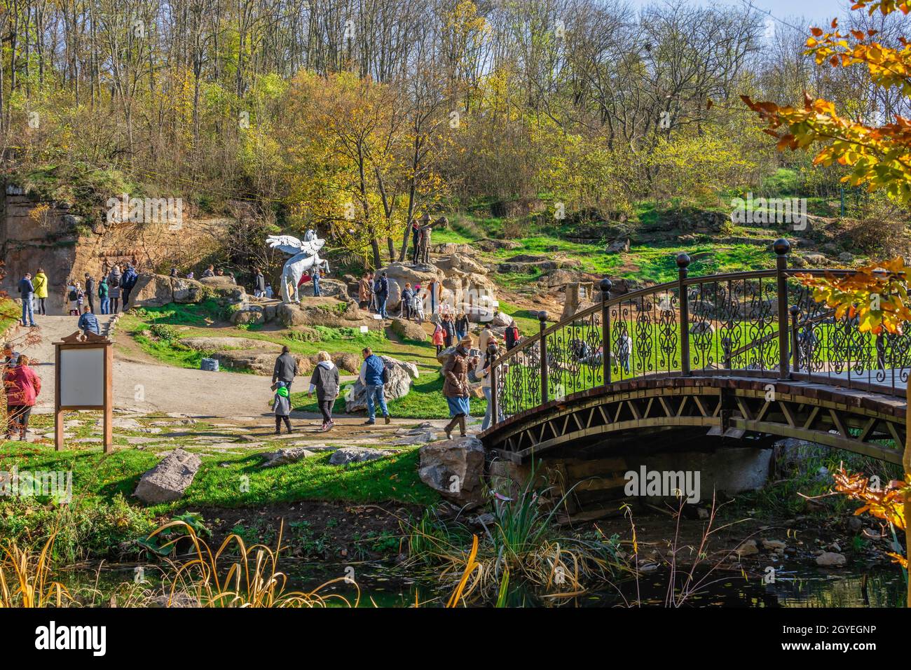 Uman, Ucraina 07.11.2020. Sofievsky arboretum o Sofiyivsky Park a Uman, in un giorno di sole autunno Foto Stock