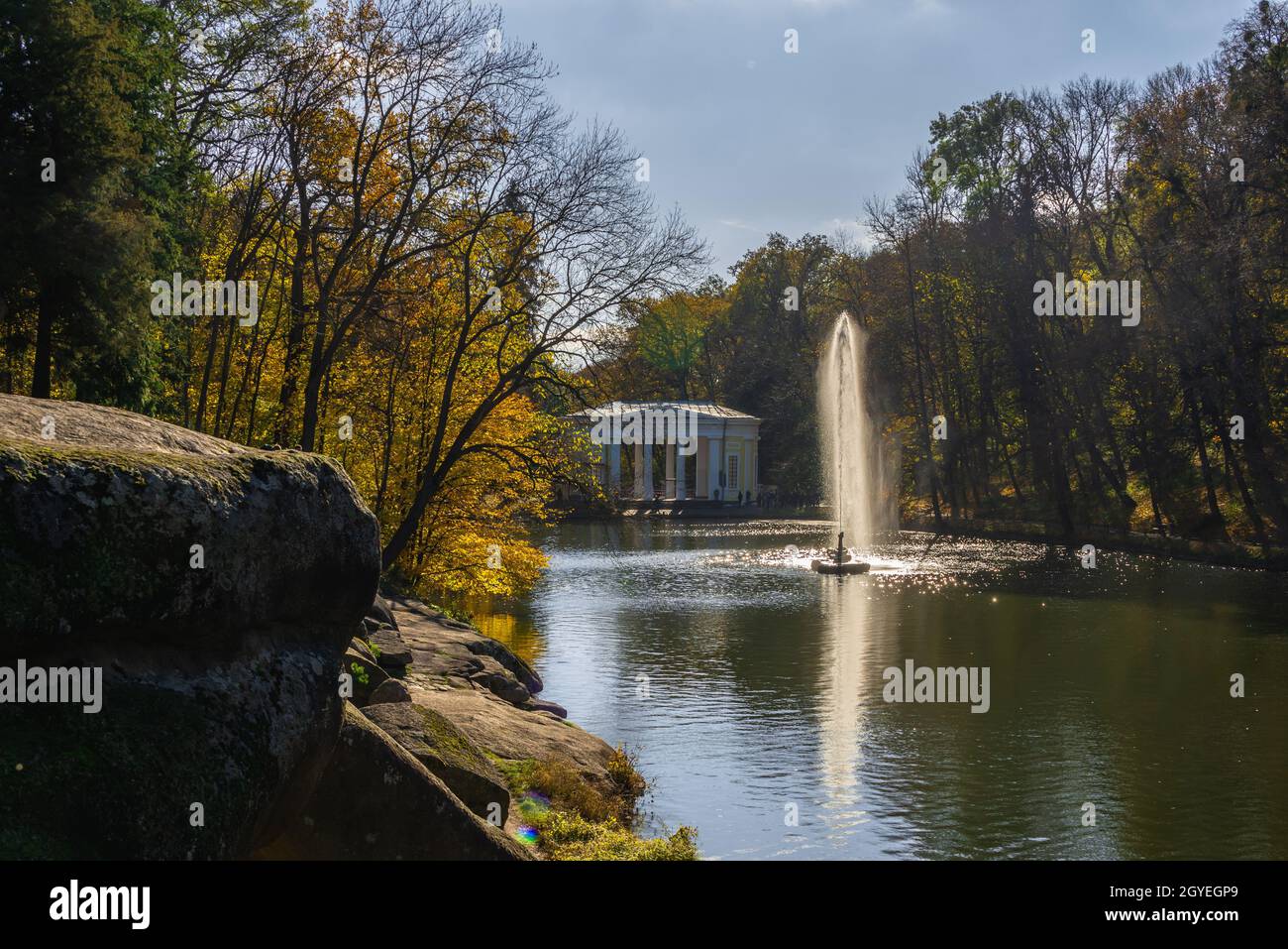 Uman, Ucraina 07.11.2020. Sofievsky arboretum o Sofiyivsky Park a Uman, in un giorno di sole autunno Foto Stock