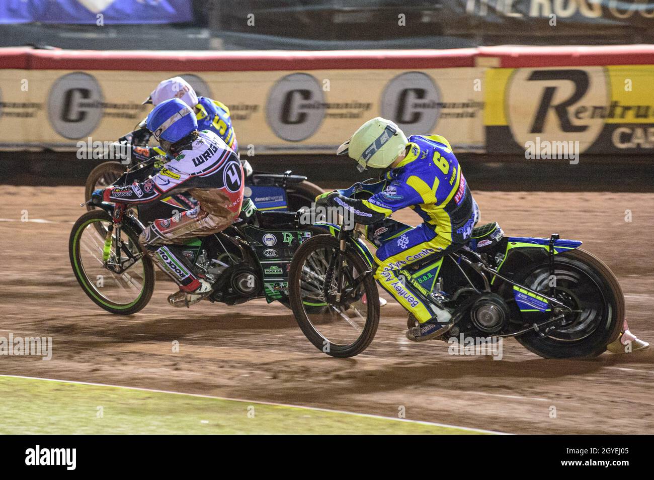 MANCHESTER, REGNO UNITO. IL 7 OTTOBRE Danyon Hume (giallo) insegue Charles Wright (blu) e Adam Ellis (bianco) durante la prima edizione SGB Gioca fuori semifinale seconda tappa tra Belle Vue Aces e Sheffield Tigers al National Speedway Stadium di Manchester giovedì 7 ottobre 2021. (Credit: Ian Charles | MI News) Credit: MI News & Sport /Alamy Live News Foto Stock