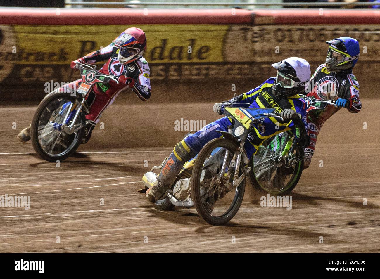 MANCHESTER, REGNO UNITO. IL 7 OTTOBRE Adam Ellis (Bianco) guida Steve Worrall (Rosso) e Charles Wright (Blu) durante la seconda tappa della SGB Premiership Gioca al largo della semifinale tra Belle Vue Aces e Sheffield Tigers al National Speedway Stadium di Manchester giovedì 7 ottobre 2021. (Credit: Ian Charles | MI News) Credit: MI News & Sport /Alamy Live News Foto Stock
