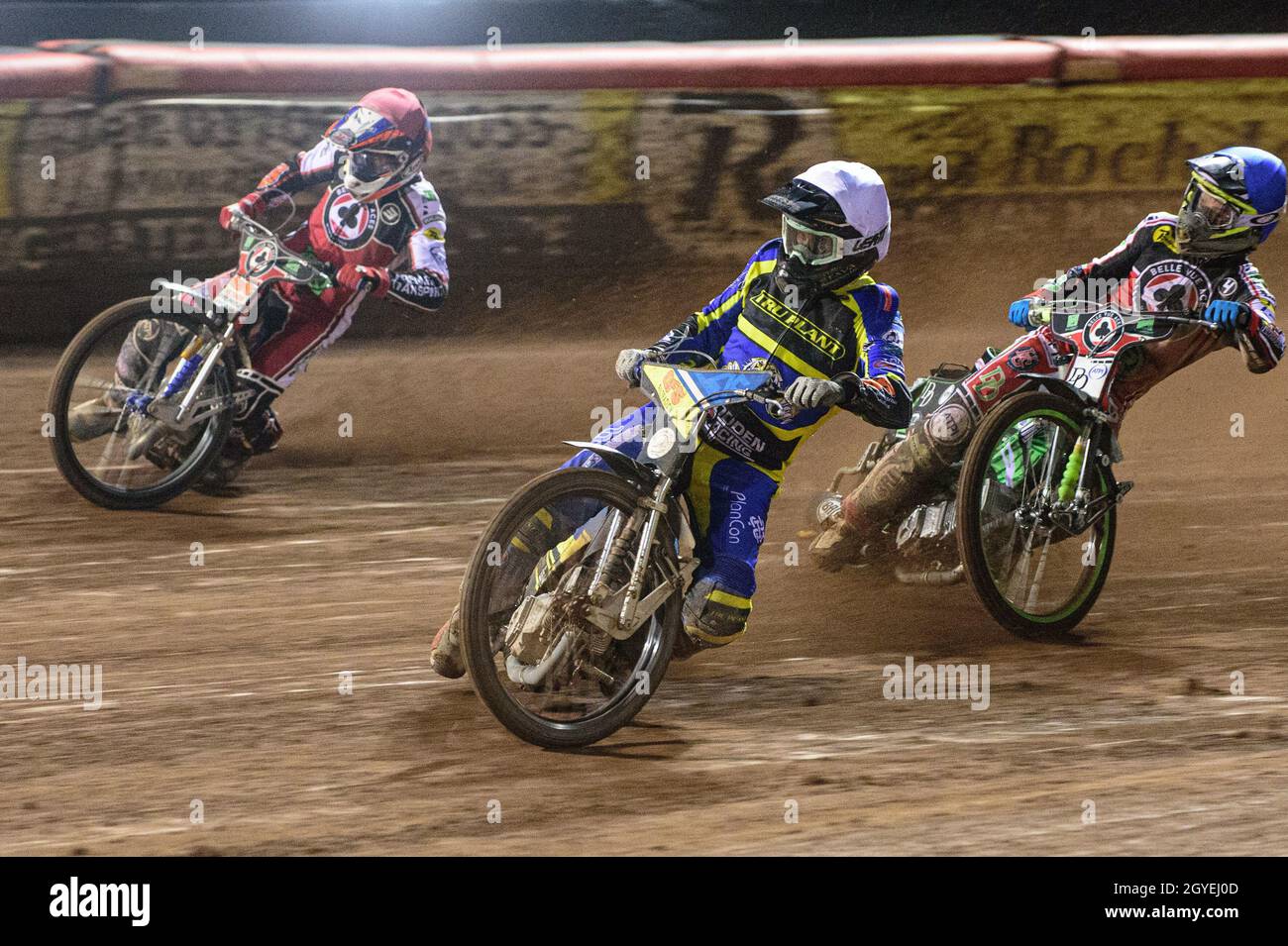MANCHESTER, REGNO UNITO. IL 7 OTTOBRE Adam Ellis (Bianco) guida Steve Worrall (Rosso) e Charles Wright (Blu) durante la seconda tappa della SGB Premiership Gioca al largo della semifinale tra Belle Vue Aces e Sheffield Tigers al National Speedway Stadium di Manchester giovedì 7 ottobre 2021. (Credit: Ian Charles | MI News) Credit: MI News & Sport /Alamy Live News Foto Stock