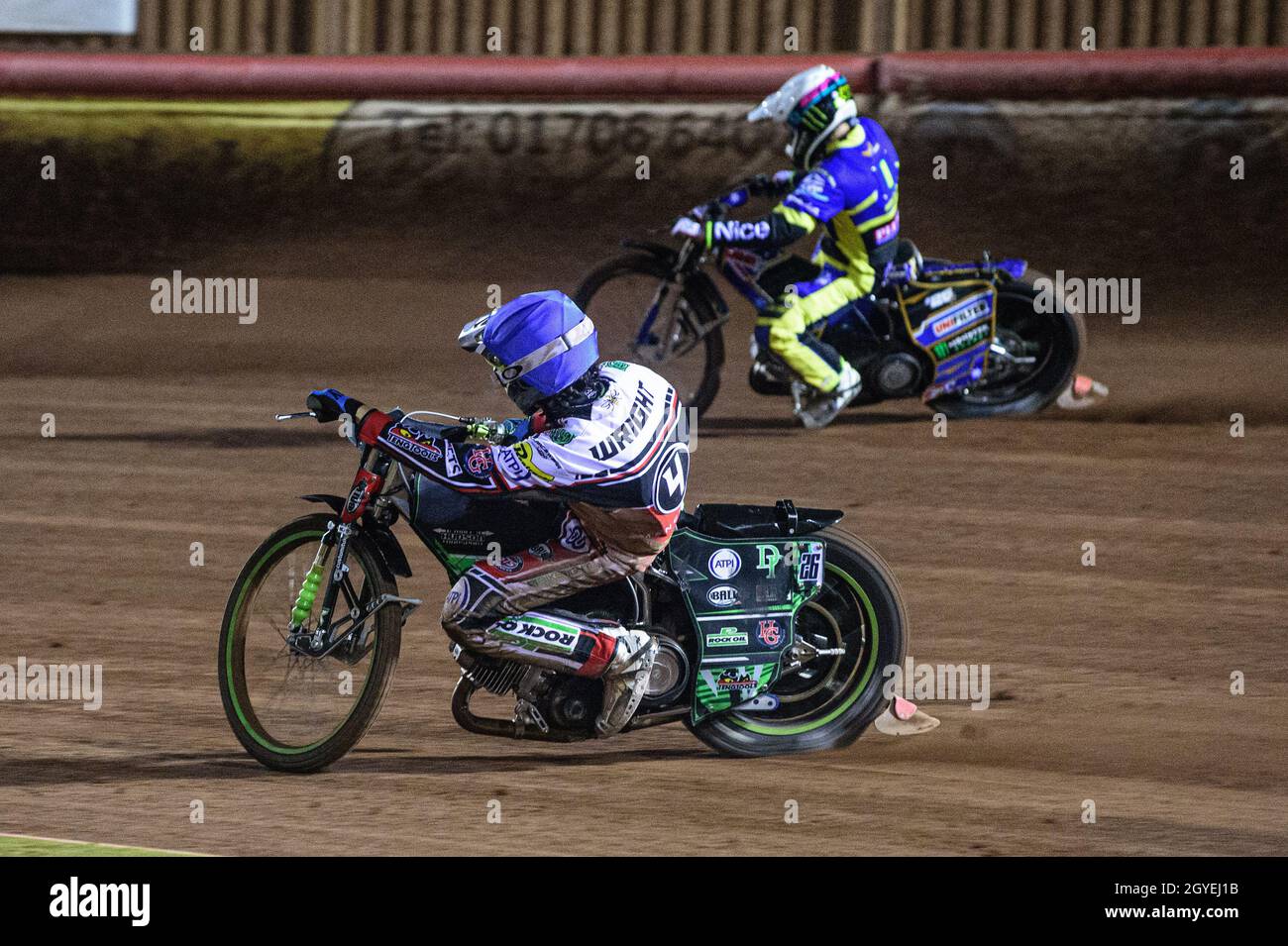MANCHESTER, REGNO UNITO. IL 7 OTTOBRE Charles Wright (Blue) tenta di passare Jack Holder (White) all'interno durante la premiazione SGB Gioca fuori semi-finale seconda tappa tra Belle Vue Aces e Sheffield Tigers al National Speedway Stadium di Manchester giovedì 7 ottobre 2021. (Credit: Ian Charles | MI News) Credit: MI News & Sport /Alamy Live News Foto Stock