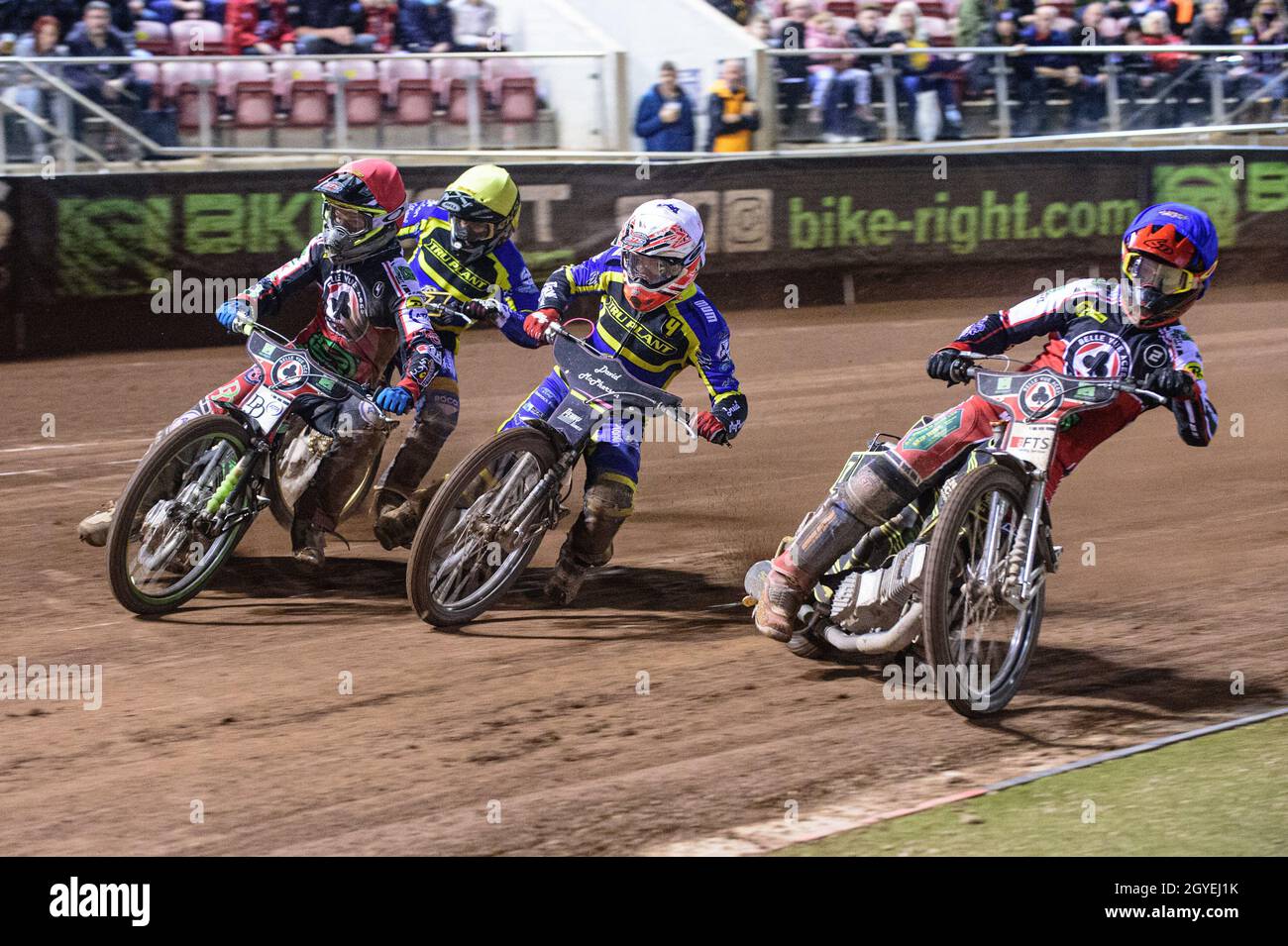 MANCHESTER, REGNO UNITO. 7 OTTOBRE Jye Etheridge (blu) all'interno di Josh Pickering (White Charles Wright (rosso) e Connor Mountain (giallo) durante la prima edizione SGB Gioca fuori semifinale seconda tappa tra Belle Vue Aces e Sheffield Tigers al National Speedway Stadium di Manchester giovedì 7 ottobre 2021. (Credit: Ian Charles | MI News) Credit: MI News & Sport /Alamy Live News Foto Stock