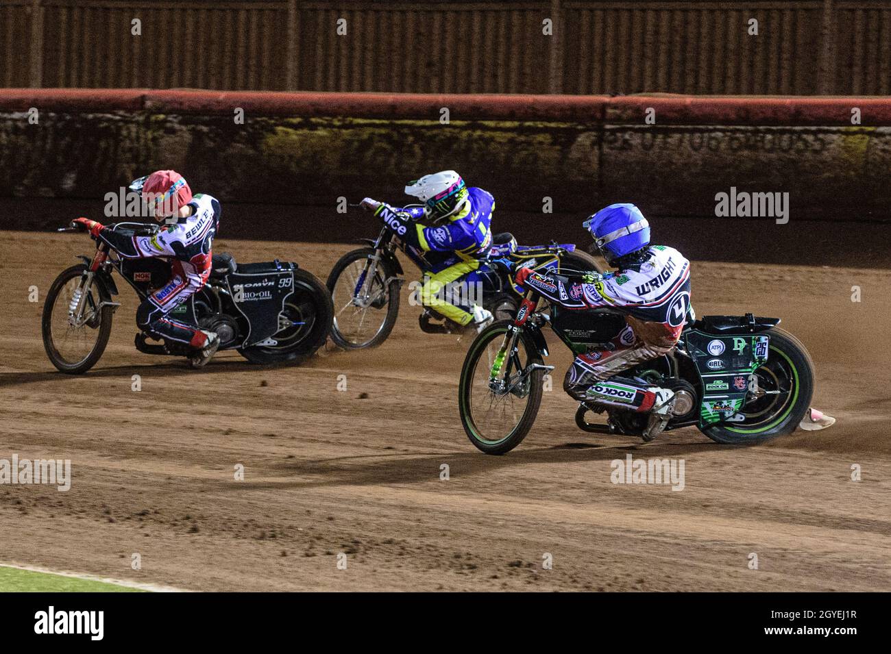 MANCHESTER, REGNO UNITO. IL 7 OTTOBRE Charles Wright (blu) insegue Jack Holder (bianco) e Dan Bewley (rosso) durante la premiership SGB Gioca al secondo tratto semifinale tra Belle Vue Aces e Sheffield Tigers al National Speedway Stadium di Manchester giovedì 7 ottobre 2021. (Credit: Ian Charles | MI News) Credit: MI News & Sport /Alamy Live News Foto Stock