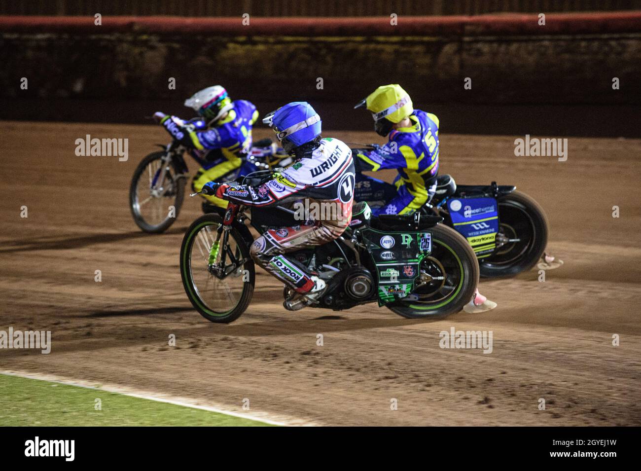 MANCHESTER, REGNO UNITO. 7 OTTOBRE Charles Wright (Blue) all'interno di Adam Ellis (giallo) e Jack Holder (bianco) durante la prima edizione SGB Gioca fuori semi-finale seconda tappa tra Belle Vue Aces e Sheffield Tigers al National Speedway Stadium di Manchester giovedì 7 ottobre 2021. (Credit: Ian Charles | MI News) Credit: MI News & Sport /Alamy Live News Foto Stock