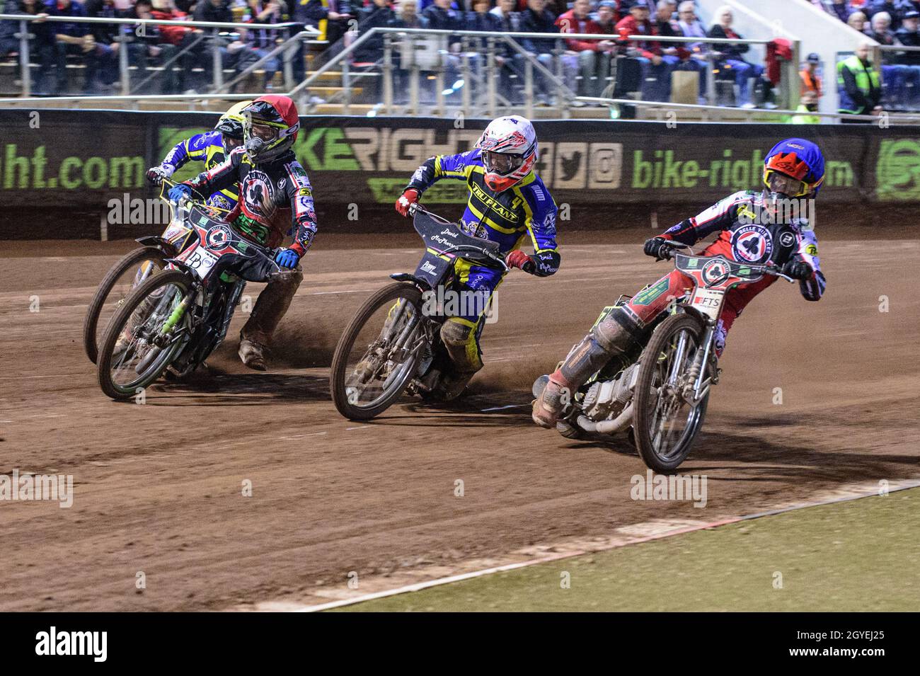 MANCHESTER, REGNO UNITO. 7 OTTOBRE Jye Etheridge (blu) all'interno di Josh Pickering (White Charles Wright (rosso) e Connor Mountain (giallo) durante la prima edizione SGB Gioca fuori semifinale seconda tappa tra Belle Vue Aces e Sheffield Tigers al National Speedway Stadium di Manchester giovedì 7 ottobre 2021. (Credit: Ian Charles | MI News) Credit: MI News & Sport /Alamy Live News Foto Stock