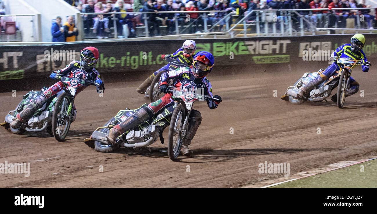 MANCHESTER, REGNO UNITO. 7 OTTOBRE Belle Vue BikeRight Aces raggiunge il massimo dei punti, mentre tenta di vincere l'incontro con Jye Etheridge (Blue) e Charles Wright (Red) davanti a Josh Pickering (White) e Connor Mountain (Yellow) durante la premiership SGB Gioca alla seconda tappa semifinale tra Belle Vue Aces e Sheffield Tigers Il National Speedway Stadium, Manchester, giovedì 7 ottobre 2021. (Credit: Ian Charles | MI News) Credit: MI News & Sport /Alamy Live News Foto Stock