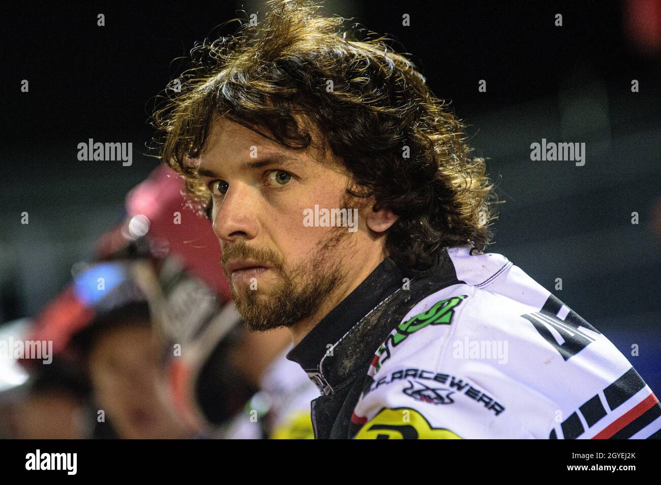 MANCHESTER, REGNO UNITO. 7 OTTOBRE Charles Wright guarda la preparazione della pista durante la prima edizione della SGB Gioca fuori semi-finale seconda tappa tra Belle Vue Aces e Sheffield Tigers al National Speedway Stadium di Manchester giovedì 7 ottobre 2021. (Credit: Ian Charles | MI News) Credit: MI News & Sport /Alamy Live News Foto Stock