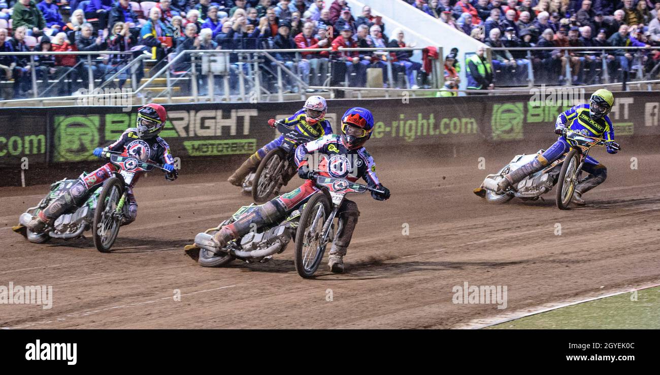 MANCHESTER, REGNO UNITO. 7 OTTOBRE Belle Vue BikeRight Aces raggiunge il massimo dei punti, mentre tenta di vincere l'incontro con Jye Etheridge (Blue) e Charles Wright (Red) davanti a Josh Pickering (White) e Connor Mountain (Yellow) durante la premiership SGB Gioca alla seconda tappa semifinale tra Belle Vue Aces e Sheffield Tigers Il National Speedway Stadium, Manchester, giovedì 7 ottobre 2021. (Credit: Ian Charles | MI News) Credit: MI News & Sport /Alamy Live News Foto Stock