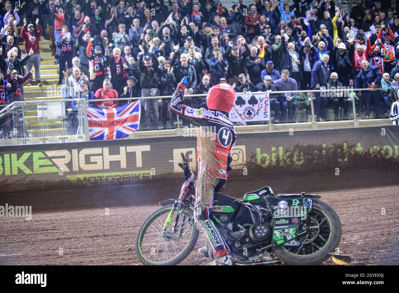 MANCHESTER, REGNO UNITO. IL 7 OTTOBRE Charles Wright riconosce i tifosi come gli assi prendono la vittoria aggregata durante la SGB Premiership Gioca fuori semi-finale seconda tappa tra Belle Vue Aces e Sheffield Tigers al National Speedway Stadium di Manchester giovedì 7 ottobre 2021. (Credit: Ian Charles | MI News) Credit: MI News & Sport /Alamy Live News Foto Stock