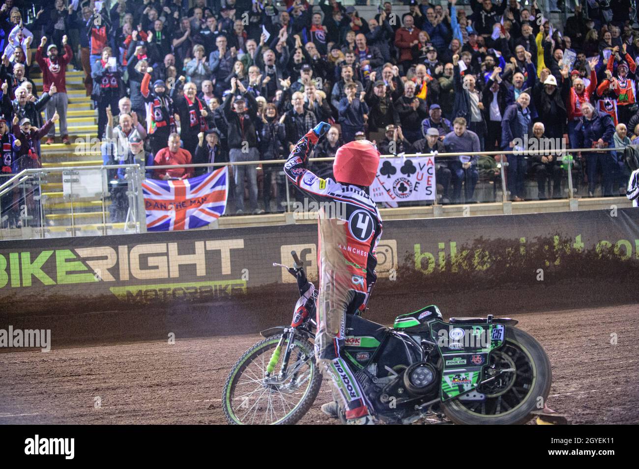 MANCHESTER, REGNO UNITO. IL 7 OTTOBRE Charles Wright riconosce i tifosi come gli assi prendono la vittoria aggregata durante la SGB Premiership Gioca fuori semi-finale seconda tappa tra Belle Vue Aces e Sheffield Tigers al National Speedway Stadium di Manchester giovedì 7 ottobre 2021. (Credit: Ian Charles | MI News) Credit: MI News & Sport /Alamy Live News Foto Stock