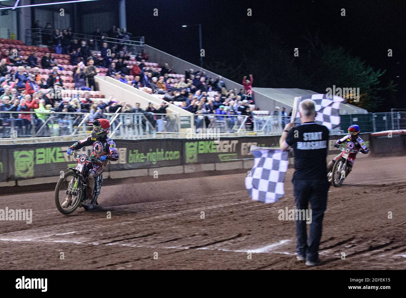 MANCHESTER, REGNO UNITO. IL 7 OTTOBRE Charles Wright (Red) vince Heat 14 con Jye Etheridge (Blue) al secondo posto per dare la vittoria aggregata agli assi con un calore rimanente durante la prima squadra SGB Gioca alla seconda tappa semifinale tra Belle Vue Aces e Sheffield Tigers al National Speedway Stadium, Manchester giovedì 7 ottobre 2021. (Credit: Ian Charles | MI News) Credit: MI News & Sport /Alamy Live News Foto Stock