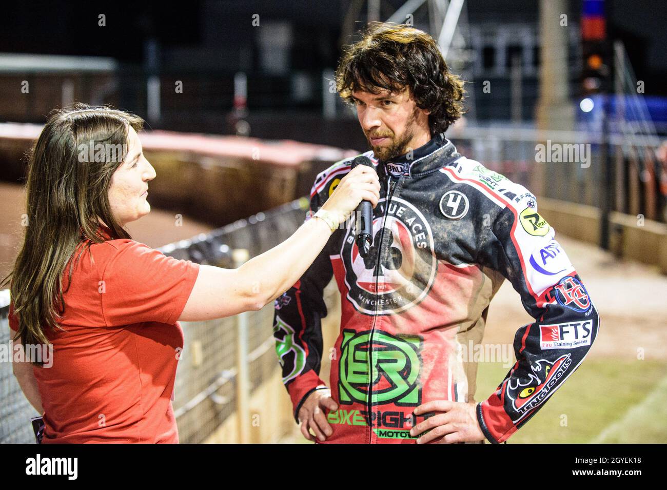MANCHESTER, REGNO UNITO. IL 7 OTTOBRE Charles Wright (a destra) dà le sue reazioni al presentatore del Meeting Hayley Bromley durante la premiership SGB Gioca fuori semi-finale seconda tappa tra Belle Vue Aces e Sheffield Tigers al National Speedway Stadium di Manchester giovedì 7 ottobre 2021. (Credit: Ian Charles | MI News) Credit: MI News & Sport /Alamy Live News Foto Stock