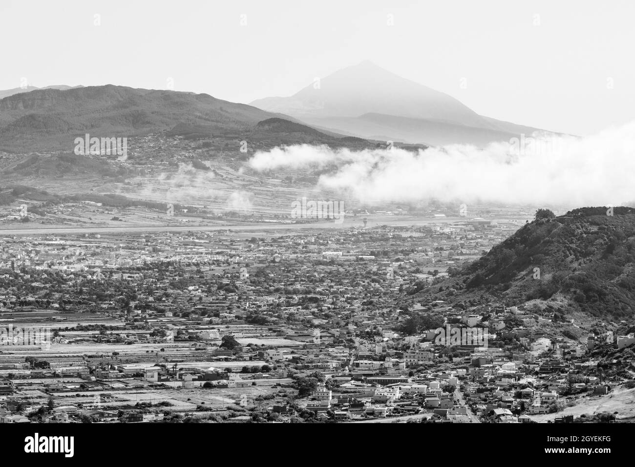 Vista della valle e la vecchia capitale dell'isola di San Cristóbal de La Laguna. Tenerife. Isole Canarie. Spagna. Vista dal ponte di osservazione - Mir Foto Stock