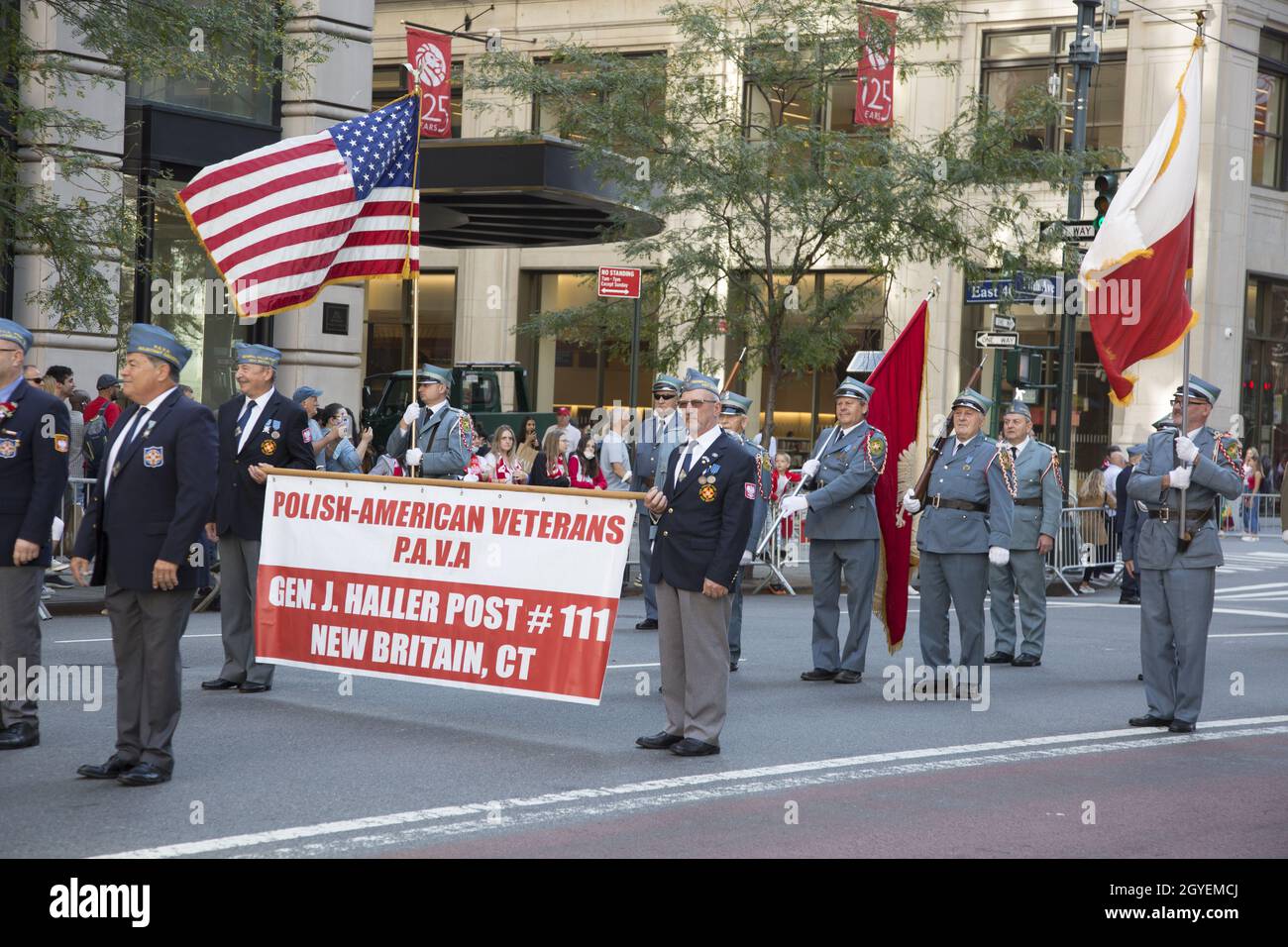 La sfilata Pulaski Day Parade è una sfilata che si svolge ogni anno dal 1936[1] sulla Fifth Avenue a New York per commemorare Kazimierz Pulaski, un eroe polacco della Guerra rivoluzionaria americana. È diventata espressione di vari aspetti della cultura polacca. E' una delle piu' grandi sfilate annuali a New York. La parata del 2021 fu una delle prime a NYC a riprendere dall'inizio della pandemia del Covid-19. Foto Stock