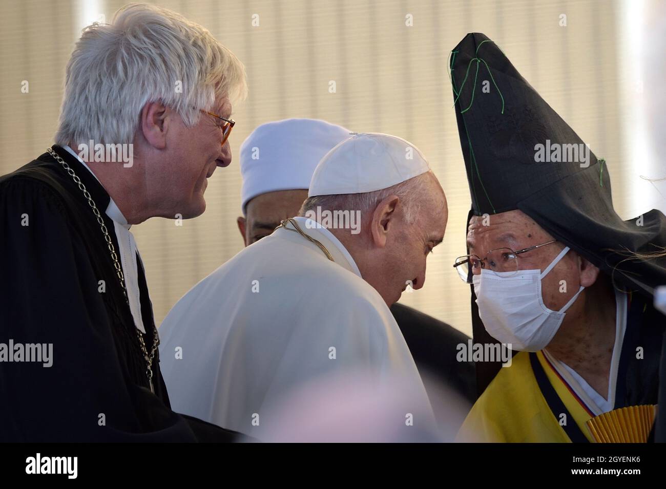 ROMA, ITALIA - OTTOBRE 07: Papa Francesco e Soto Zen Buddismo, arriva al Colosseo di Roma per un incontro Internazionale per la Pace con i leader di varie religioni e confessioni il 07 Ottobre 2021 a Roma. La Comunità di Sant'Egidio ha tenuto a Roma un incontro di pace di due giorni a cui hanno partecipato numerosi leader religiosi di tutto il mondo. Il 35° incontro Internazionale per la Pace si è concluso giovedì sera con una preghiera per la pace al Colosseo, alla quale hanno partecipato . Tenuto sotto il tema, "popoli come fratelli, la futura Terra", l'evento ha visto la partecipazione di leader religiosi da Foto Stock