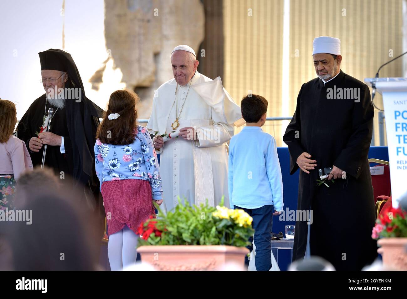 ROMA, ITALIA - OTTOBRE 07: Papa Francesco (C) affiancato dal grande imam di al Azhar Sheikh Ahmed al-Tayeb (R) e dall'arcivescovo di Costantinopoli Bartolomeo i (L), partecipa a un incontro Internazionale per la Pace con i leader di varie religioni e confessioni al Colosseo di Roma il 07 ottobre 2021 a Roma. La Comunità di Sant'Egidio ha tenuto a Roma un incontro di pace di due giorni a cui hanno partecipato numerosi leader religiosi di tutto il mondo. Il 35° incontro Internazionale per la Pace si è concluso giovedì sera con una preghiera per la pace al Colosseo, alla quale ha partecipato Papa Francesco. Tenuto sotto il Foto Stock