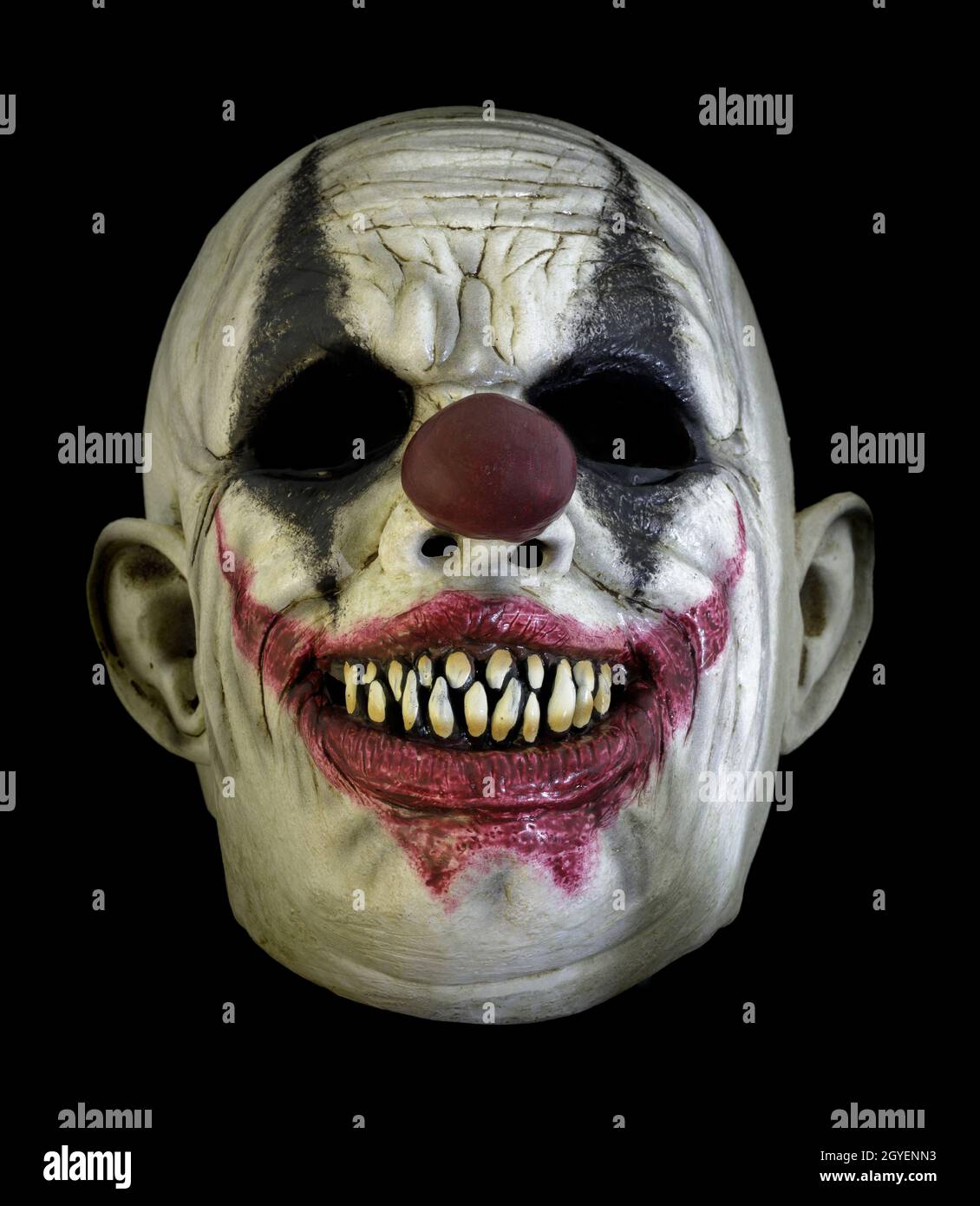 Creepy Grin Clown Mask isolato contro sfondo nero Foto Stock