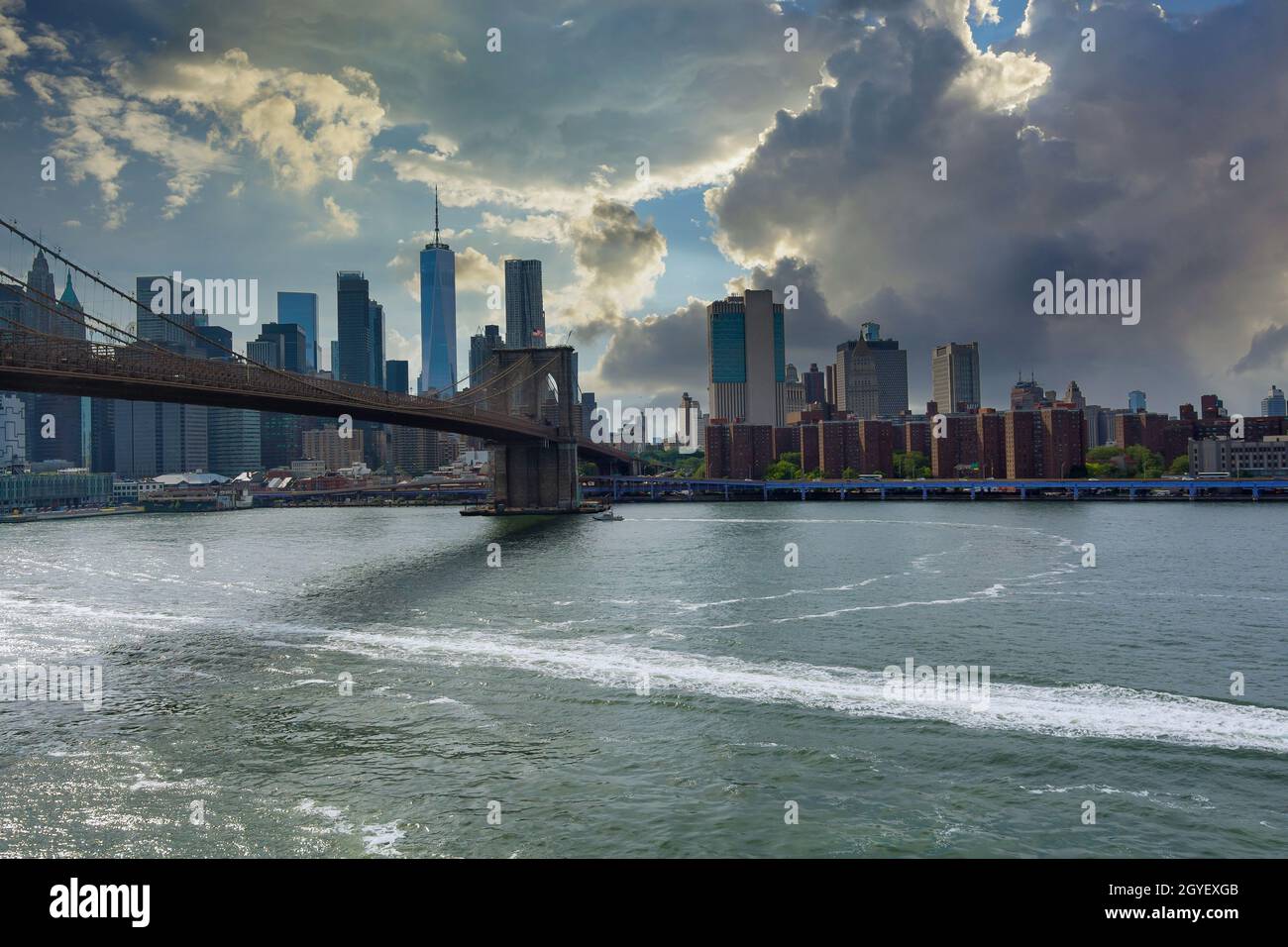 Ammira il bellissimo paesaggio urbano al tramonto su Lower Manhattan a New York City Stati Uniti d'America con vista panoramica sullo skyline del ponte di Brooklyn Foto Stock