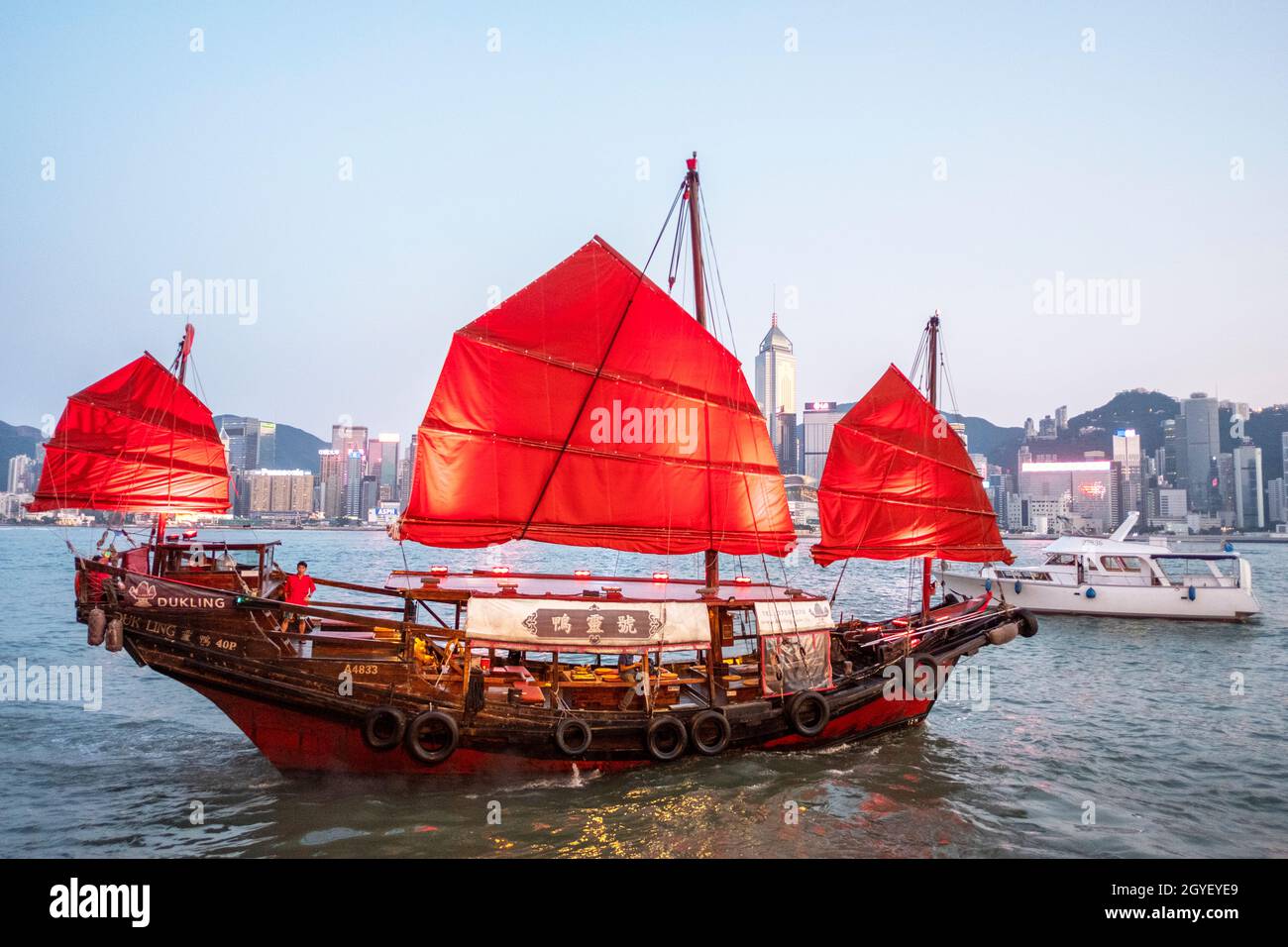 Una spazzatura sul porto di Victoria, Hong Kong, Cina Foto Stock