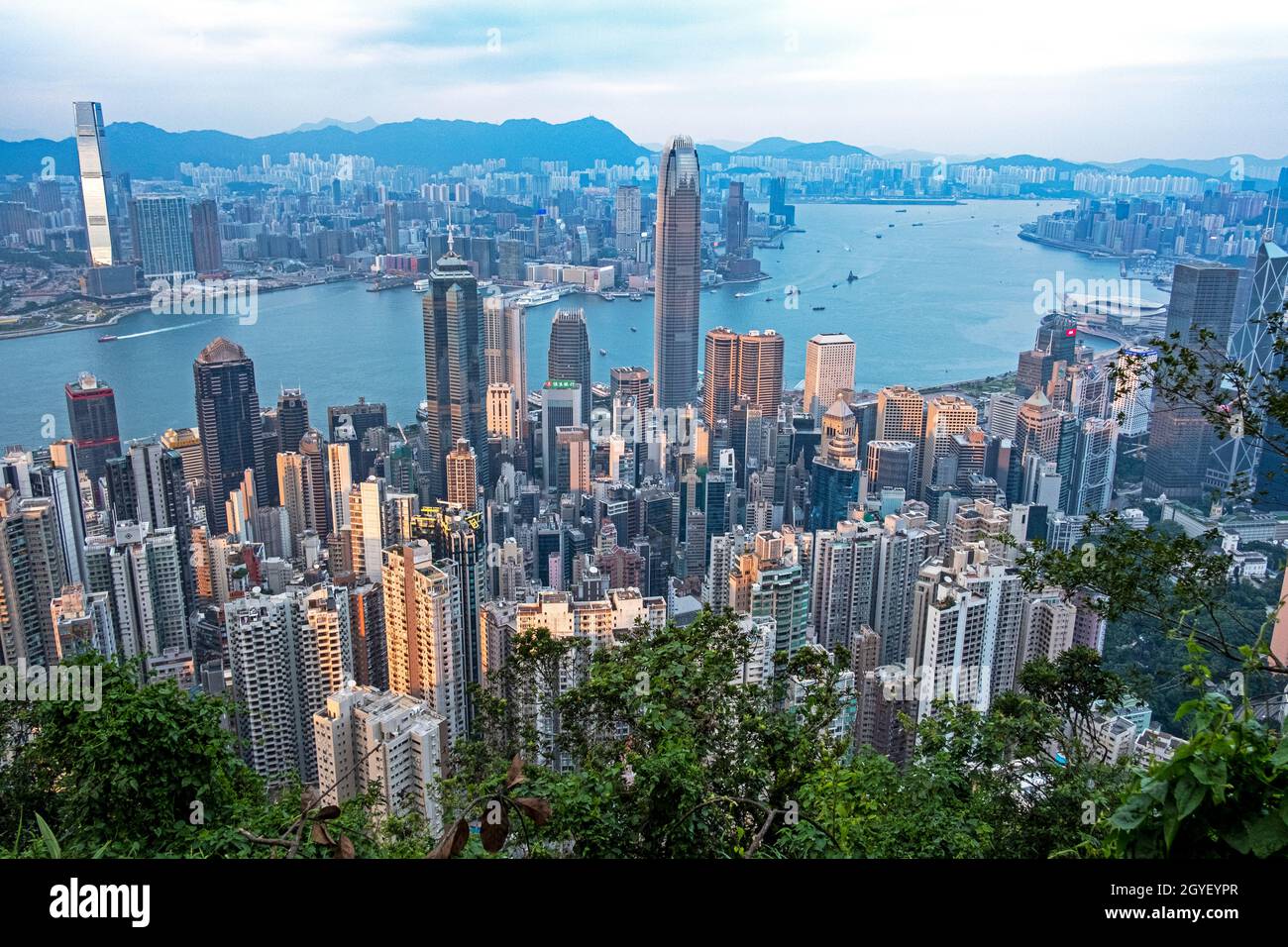 Una vista dal picco del Porto Victoria e lo skyline dell'Isola di Hong Kong, Hong Kong Foto Stock