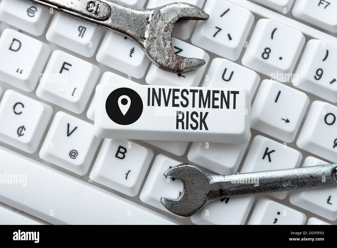 Visualizzazione concettuale rischio di investimento, concetto di business potenziale perdita finanziaria inerente in una decisione di investimento navigazione in Internet e ricerca in linea Foto Stock