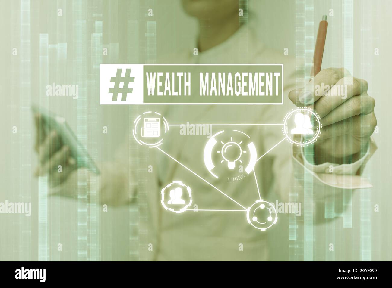 Didascalia di testo Presentazione Wealth Management, parola scritta sulla performance tracking dei fondi come da regolare mercato Signora in uniforme toccare e utilizzare Foto Stock