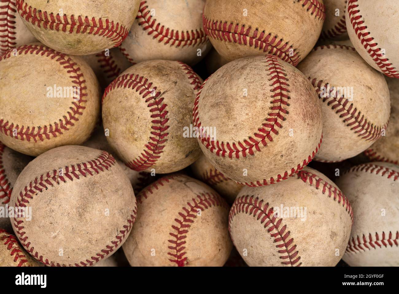 Un gruppo di baseballs vecchi, usati e indossati mostra la dedizione dello sport e l'integrità di questa attrezzatura sportiva per sostenere la prova del tempo. Foto Stock