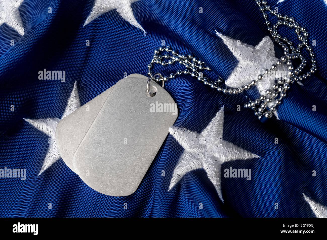 Le etichette bianche del cane militare sulle stelle della bandiera americana permettono il posizionamento della copia sulla superficie. Foto Stock