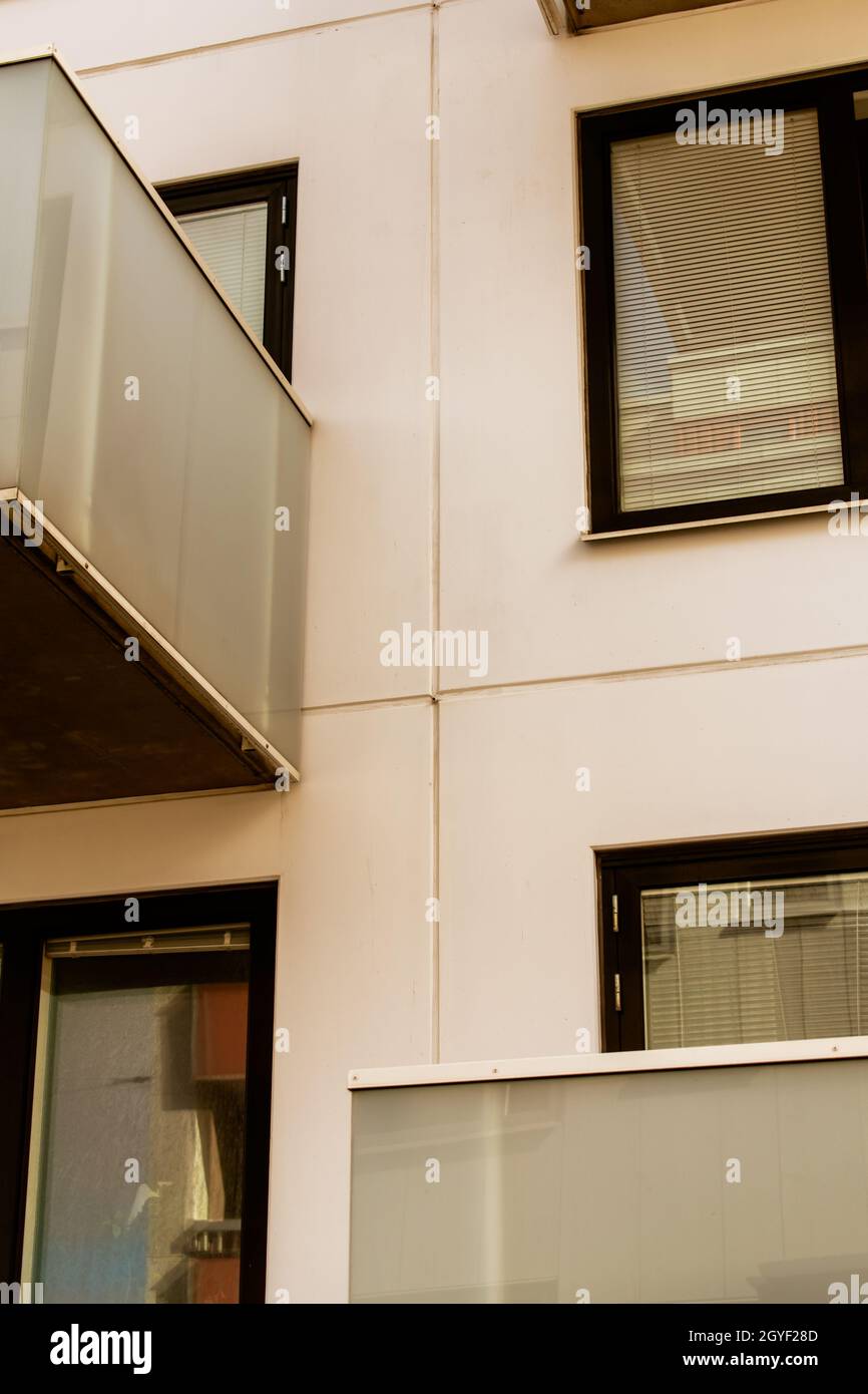 Un colpo stretto di facciata casa con balconi. Immagine di colore con una leggera tinta. Angolo basso. Foto di alta qualità Foto Stock