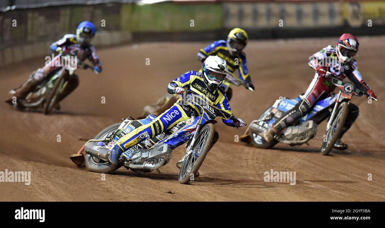 MANCHESTER, REGNO UNITO. 7 OTTOBRE titolare AJack di Sheffield TruPlant Tigers si è inscenato con Steve Worrall (Capitano) di Belle Vue ‘Bikeright’ Aces e Charles Wright di Belle Vue ‘Bikeright’ Aces durante la prima edizione del SGB, disputare la seconda tappa semifinale tra Belle Vue Aces e Sheffield Tigers presso il National Speedway Stadium, Manchester giovedì 7 ottobre 2021. (Credit: Eddie Garvey | MI News) Credit: MI News & Sport /Alamy Live News Foto Stock