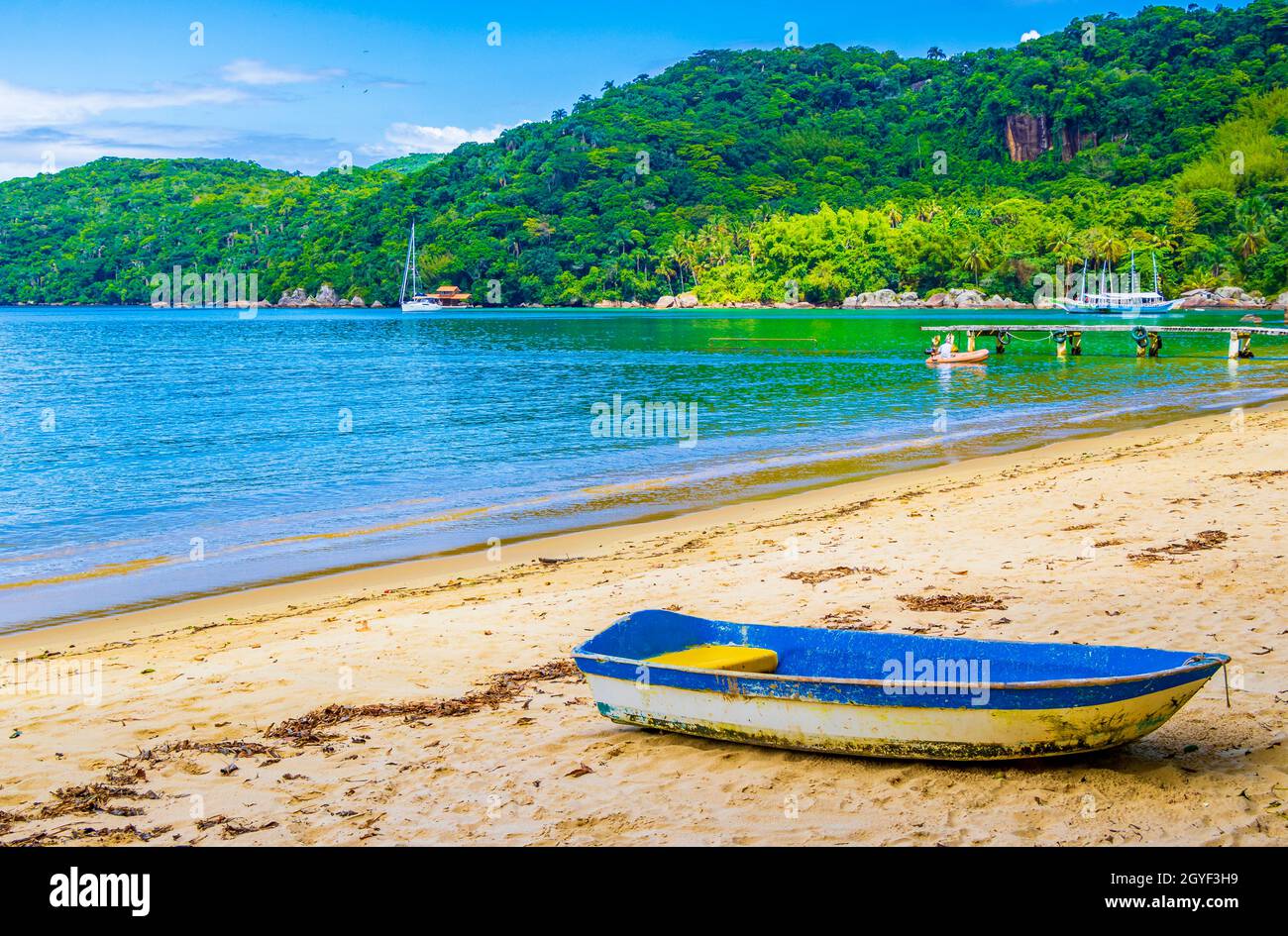 Barche navi e Barca Mangrove spiaggia e Pooso spiaggia Ilha Grande Angra dos Reis Rio de Janeiro Brasile. Foto Stock