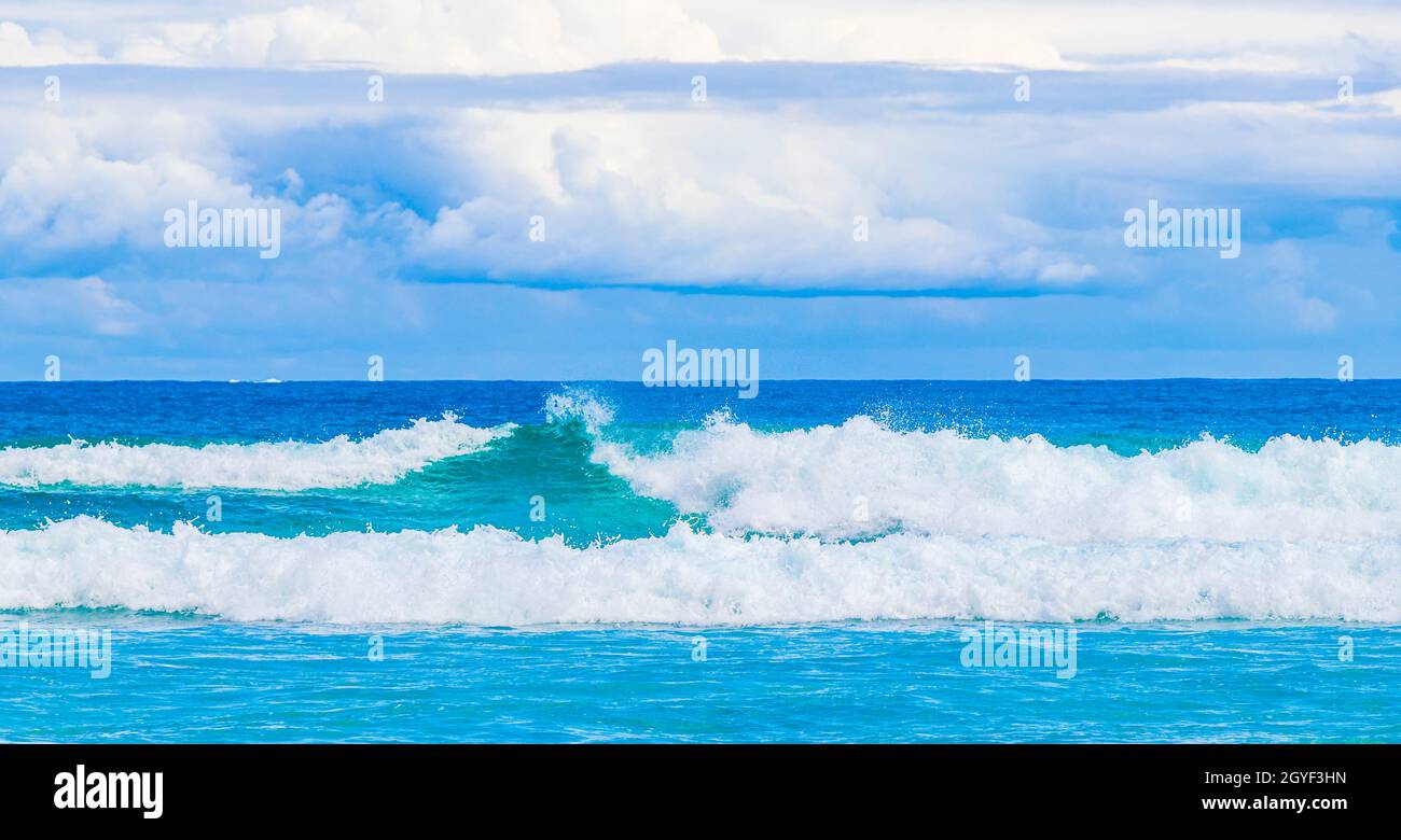 Onde forti sulla splendida spiaggia di Praia de Lopes Mendes sulla grande isola tropicale Ilha Grande in Angra dos Reis Rio de Janeiro Brasile. Foto Stock