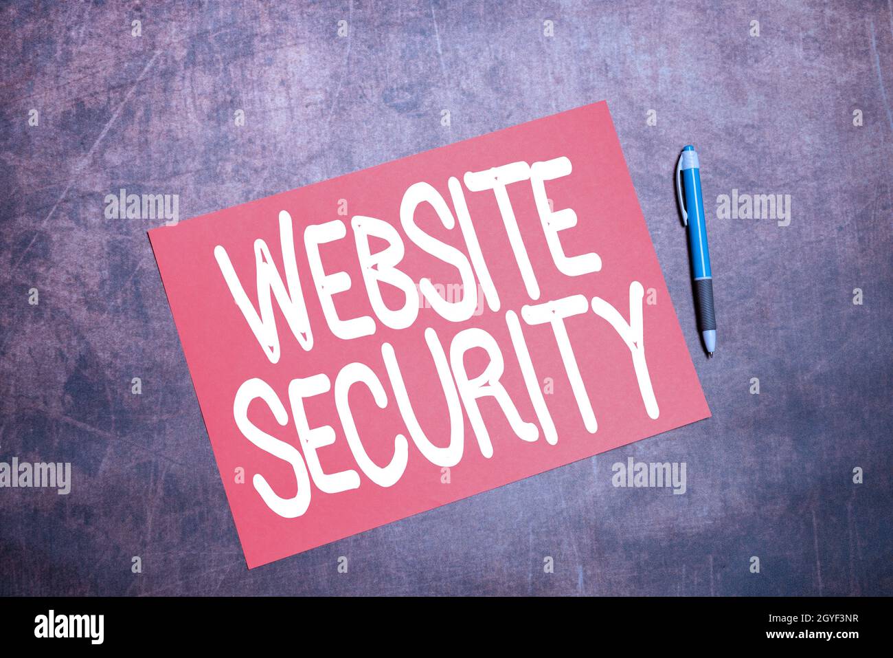 Scrittura visualizzazione di testo sicurezza del sito web, parola scritta su componente critico per proteggere e proteggere siti web scrittura importante Note disegno nuovo disegno Foto Stock