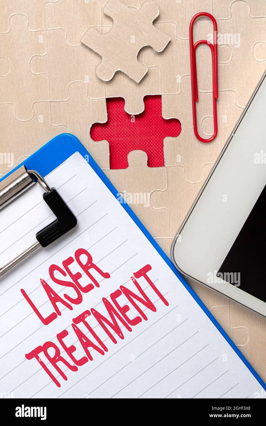 Scrittura mano segno trattamento laser, parola per qualsiasi di varie tecniche mediche e chirurgiche utilizzando laser costruire un bianco incompiuto Jigsaw Pattern Foto Stock