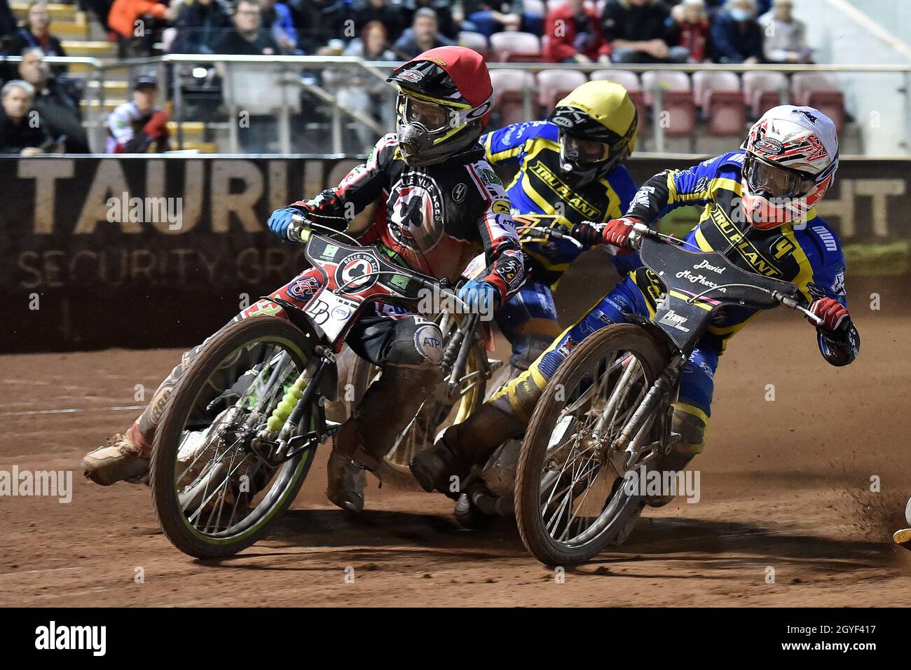 MANCHESTER, REGNO UNITO. 7 OTTOBRE Charles Wright di Belle Vue ‘Bikeright’ Aces si è inscenato con Josh Pickering delle Tigri TruPlant di Sheffield durante la prima edizione del SGB, disputando la seconda tappa semifinale tra Belle Vue Aces e le Tigri di Sheffield al National Speedway Stadium di Manchester giovedì 7 ottobre 2021. (Credit: Eddie Garvey | MI News) Credit: MI News & Sport /Alamy Live News Foto Stock