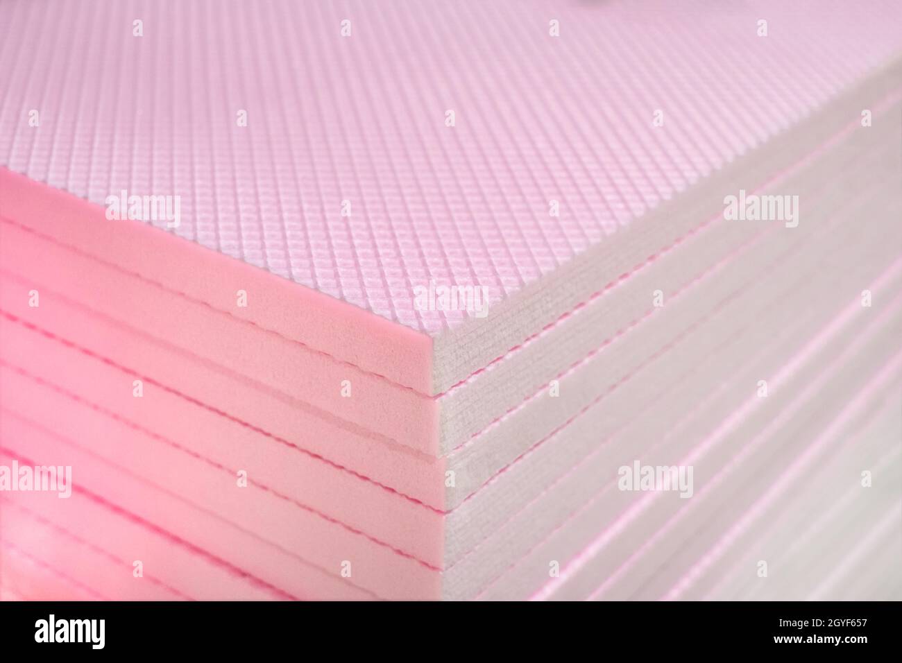 Pannelli termoisolanti in schiuma XPS in polistirene estruso rosa impilati  nel cantiere. Elevata densità, assorbimento d'acqua. Tecnologia di  risparmio energetico eco Foto stock - Alamy